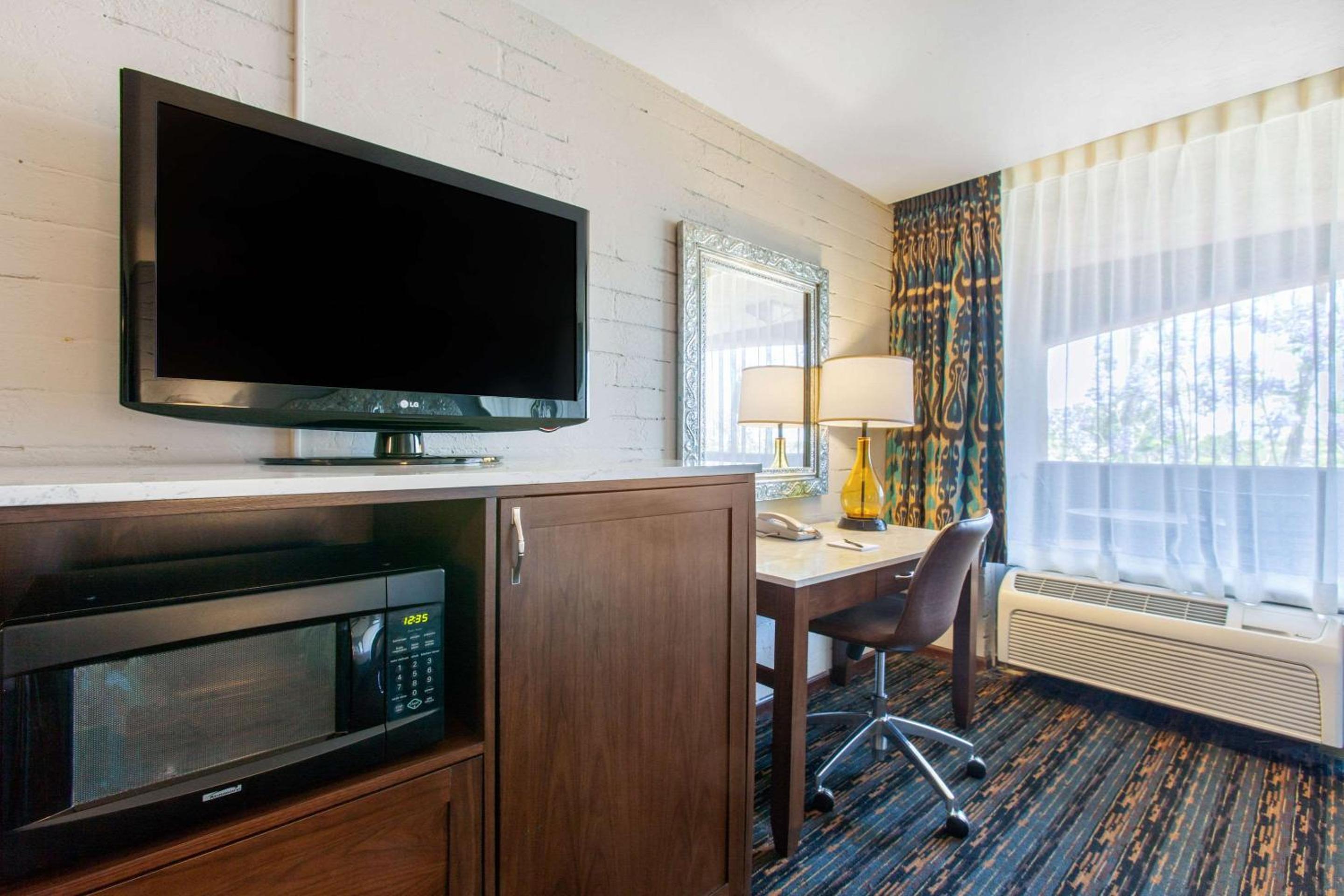 Queen Room with Two Queen Beds - Non-Smoking - Photo 2