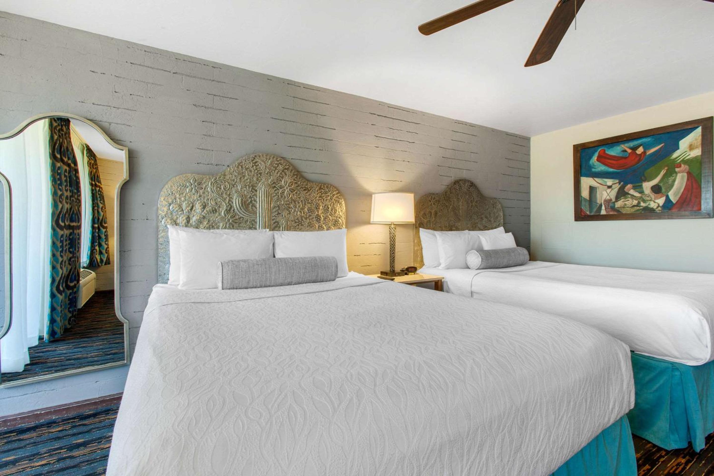 Queen Room with Two Queen Beds - Non-Smoking - Photo 3