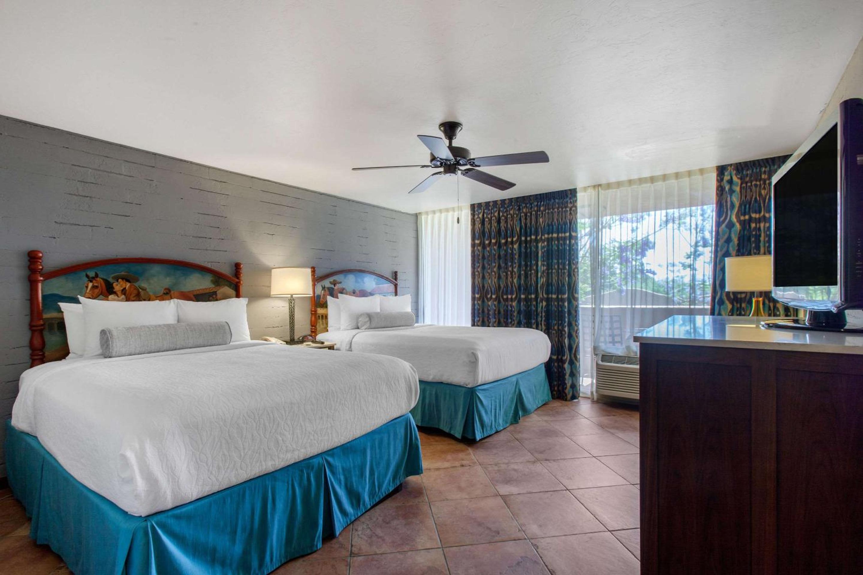 Queen Room with Two Queen Beds - Non-Smoking - Photo 4