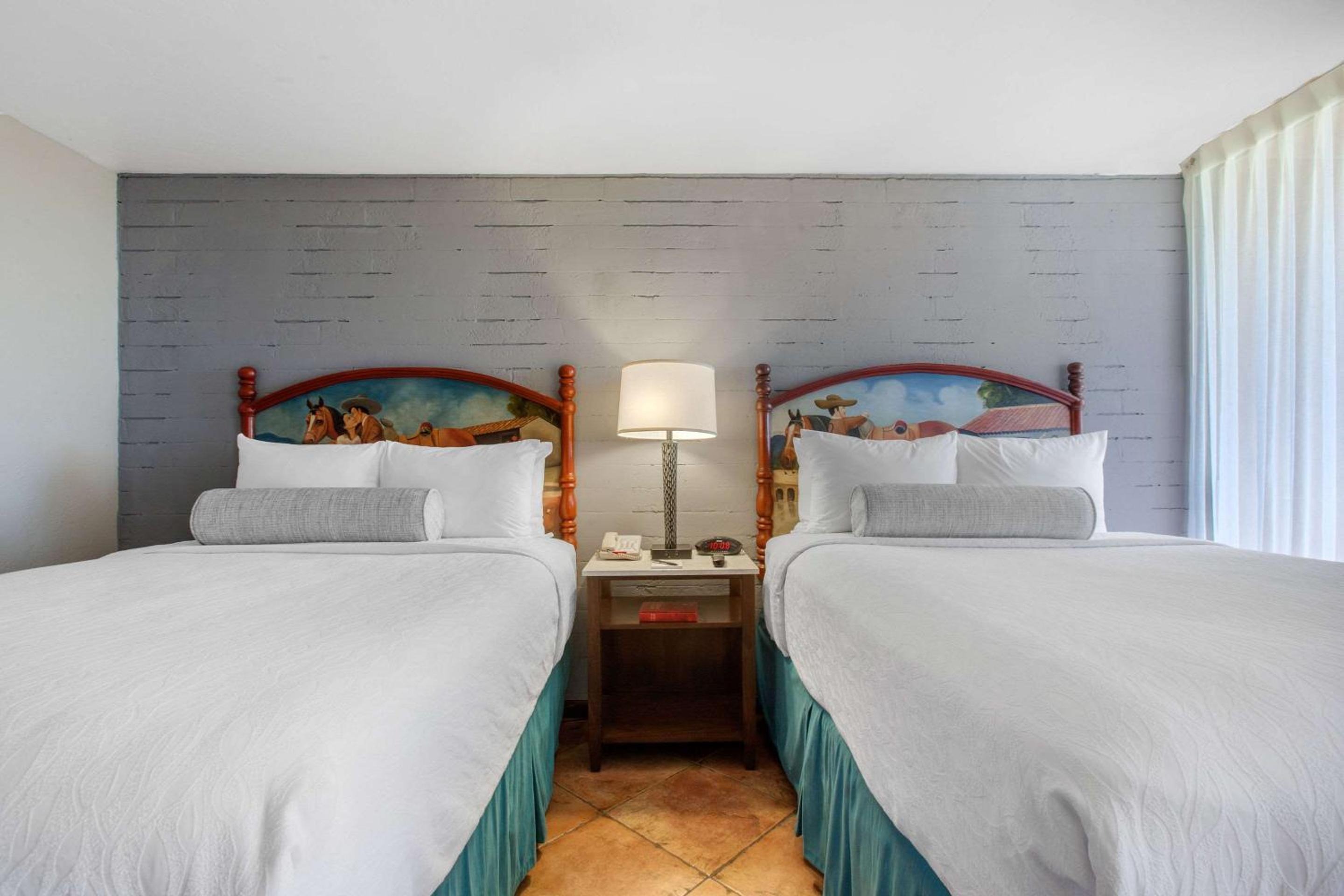 Queen Room with Two Queen Beds - Non-Smoking - Photo 5