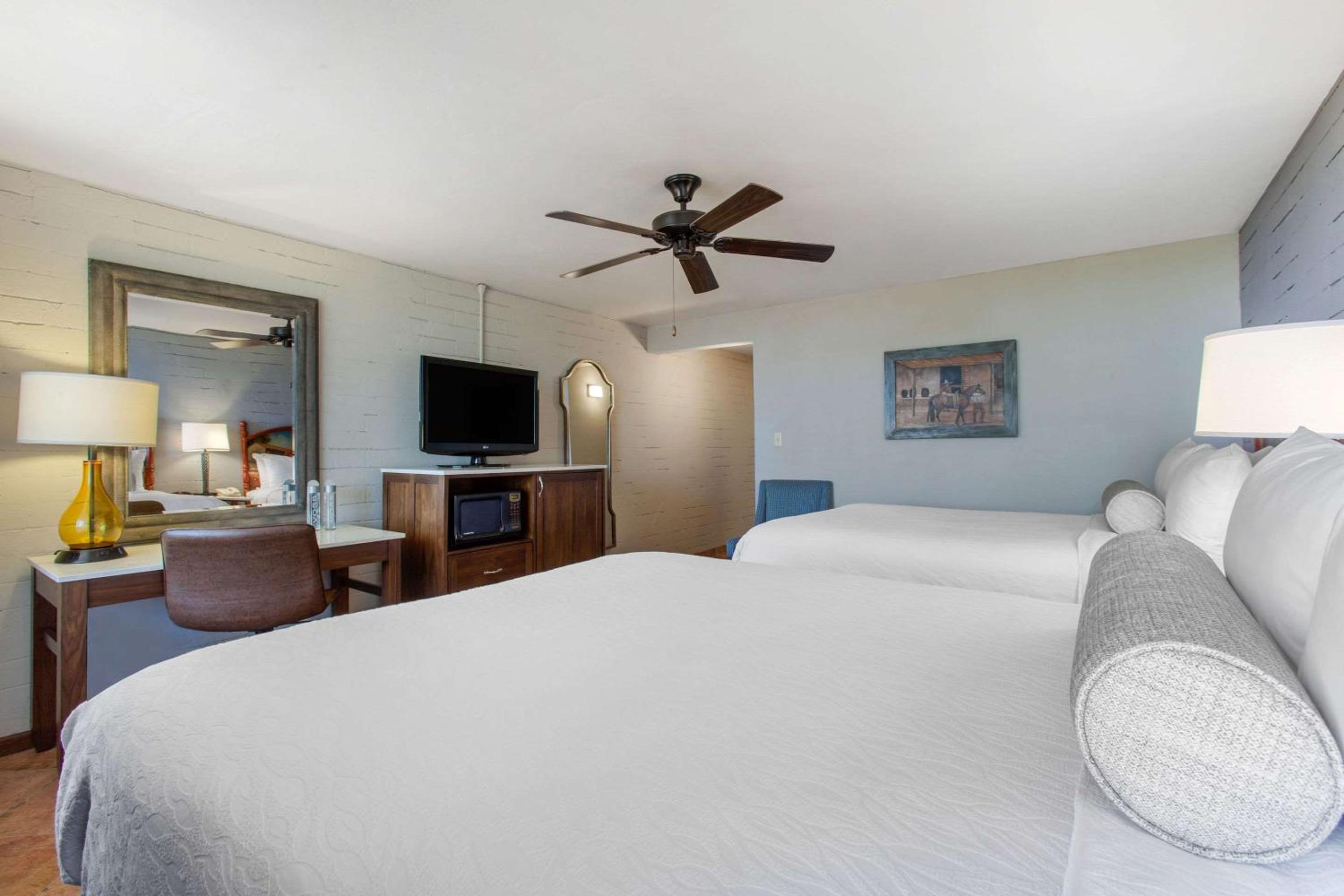 Queen Room with Two Queen Beds - Non-Smoking - Photo 6