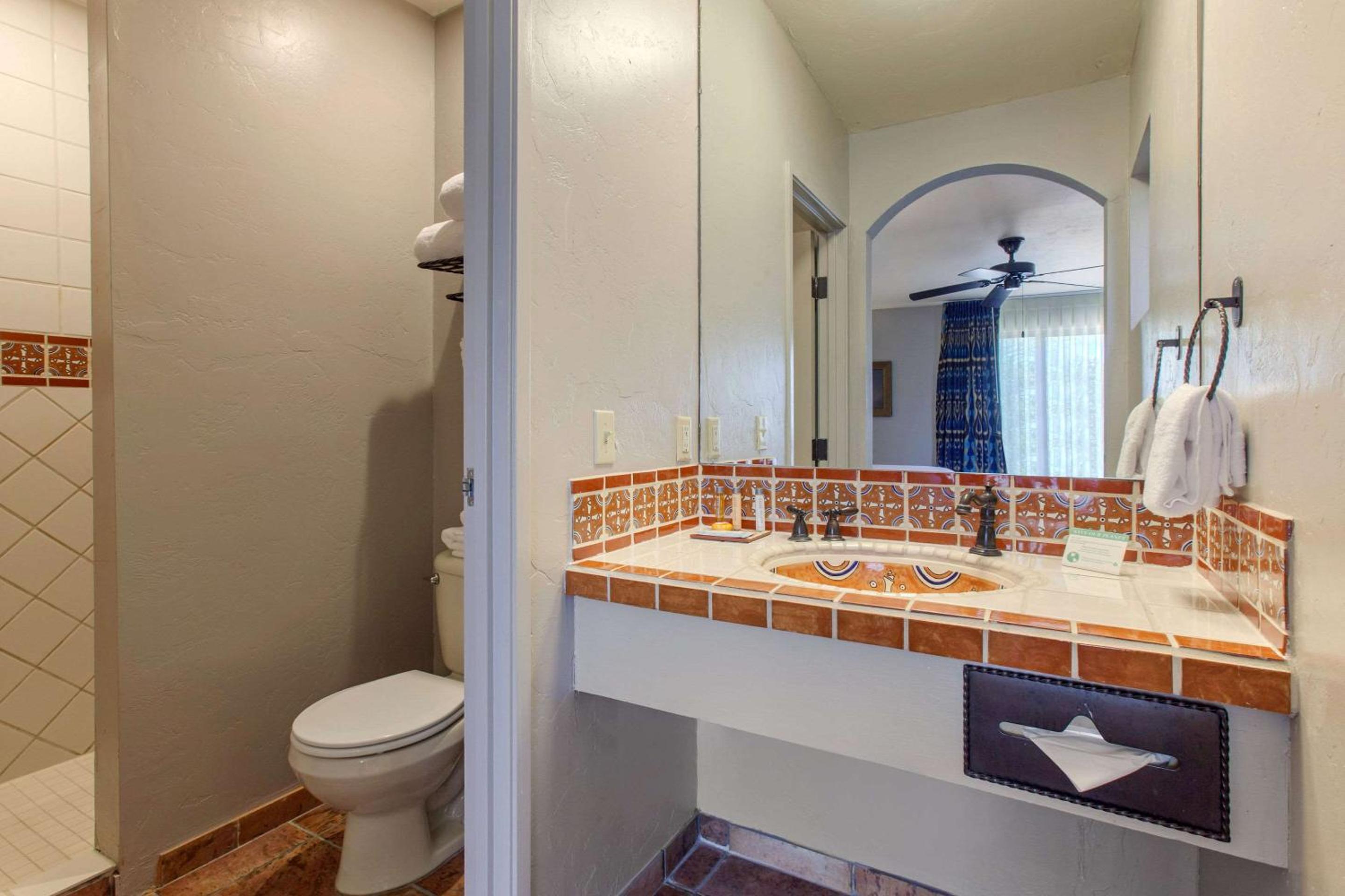 Queen Room with Two Queen Beds - Non-Smoking - Photo 10