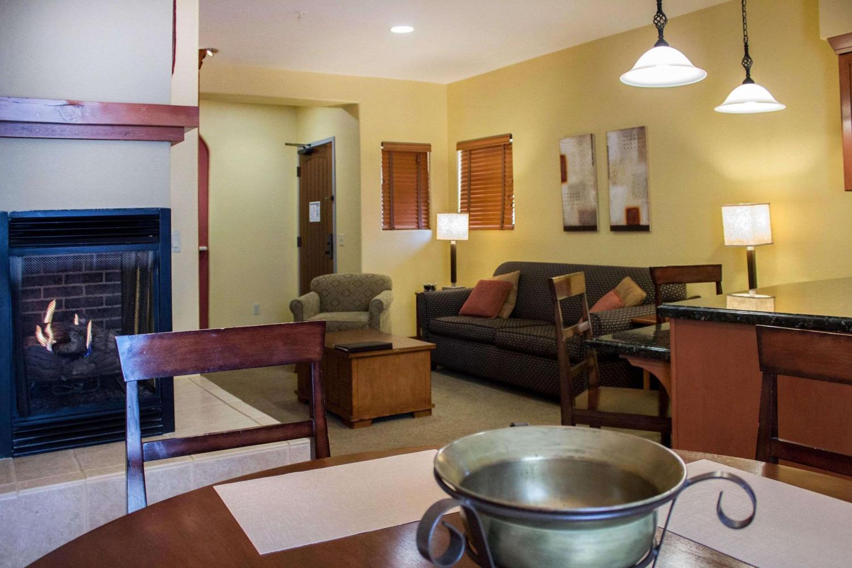 Two-Bedroom Connecting Junior Suite photo 3