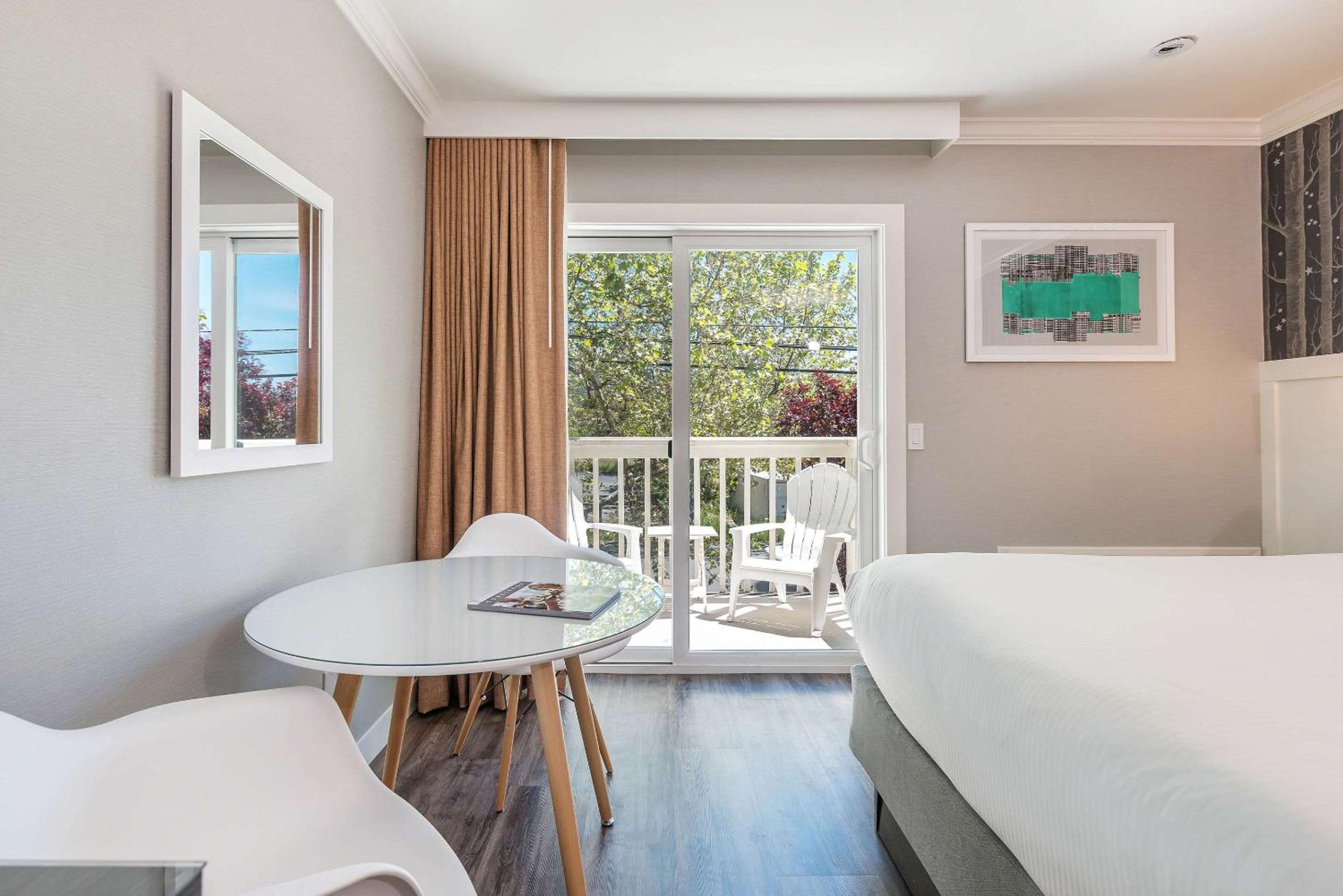 Queen Room with Two Queen Beds and Patio - Non-Smoking - Photo 2