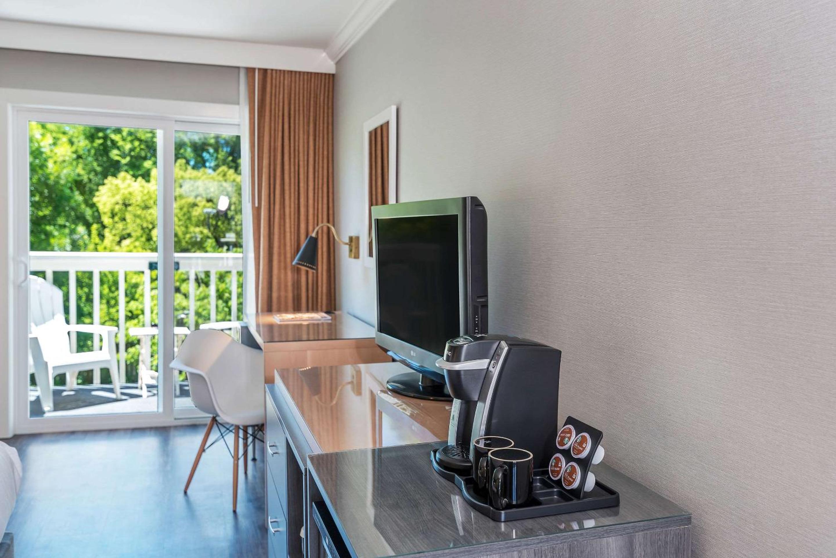 King Room with Patio - Non-Smoking - Photo 8