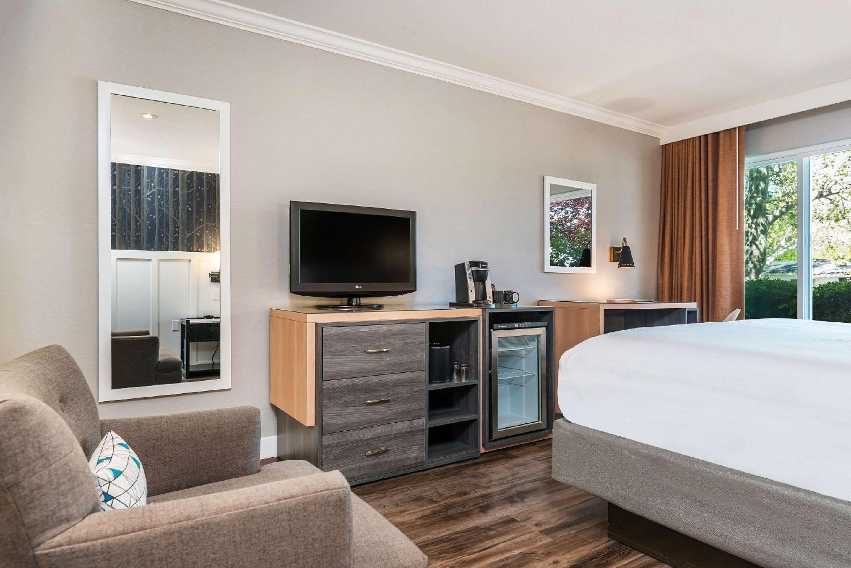 King Room - Non-Smoking - Photo 2