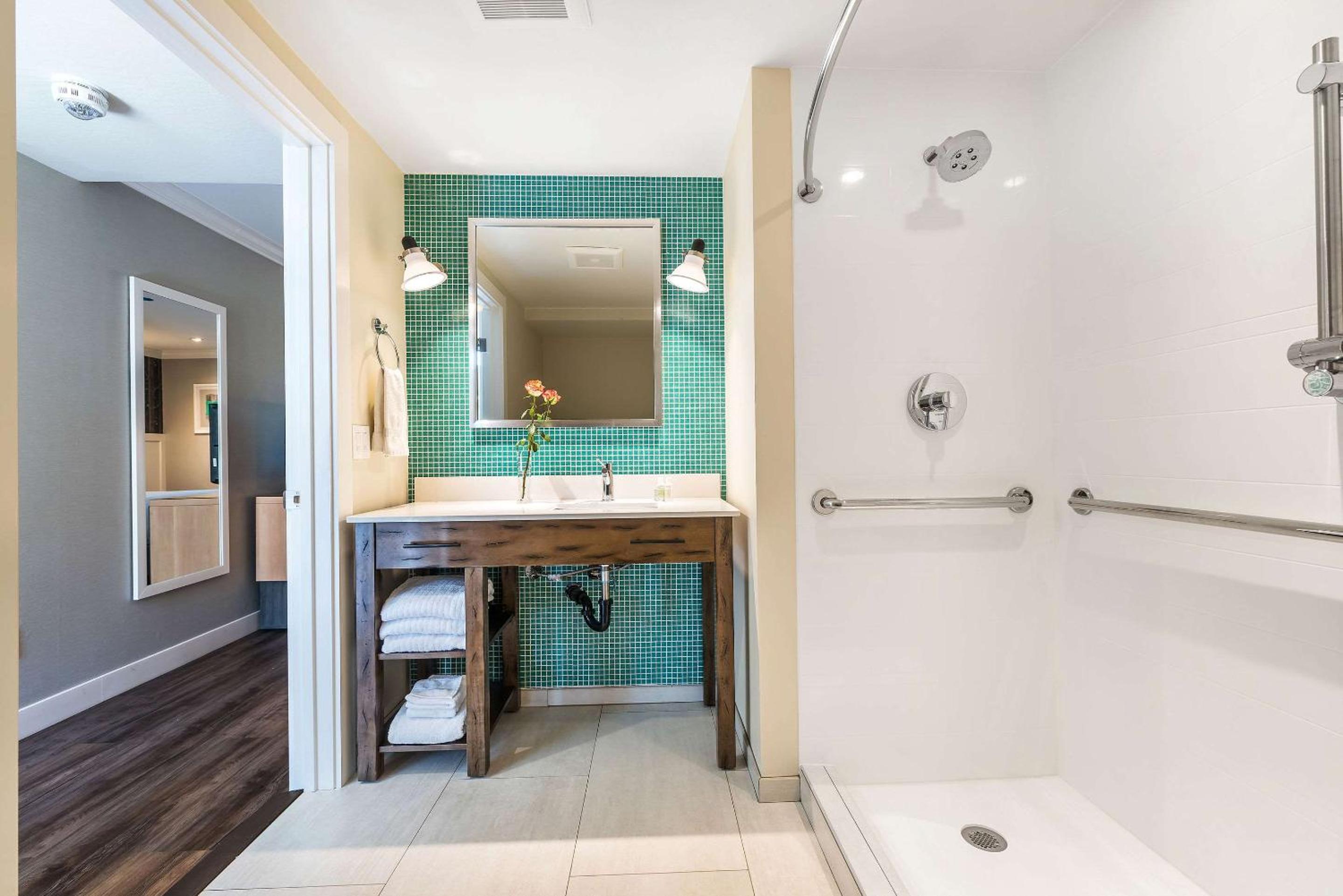 King Room with Roll In Shower - Disability Access/Non-Smoking - Photo 7