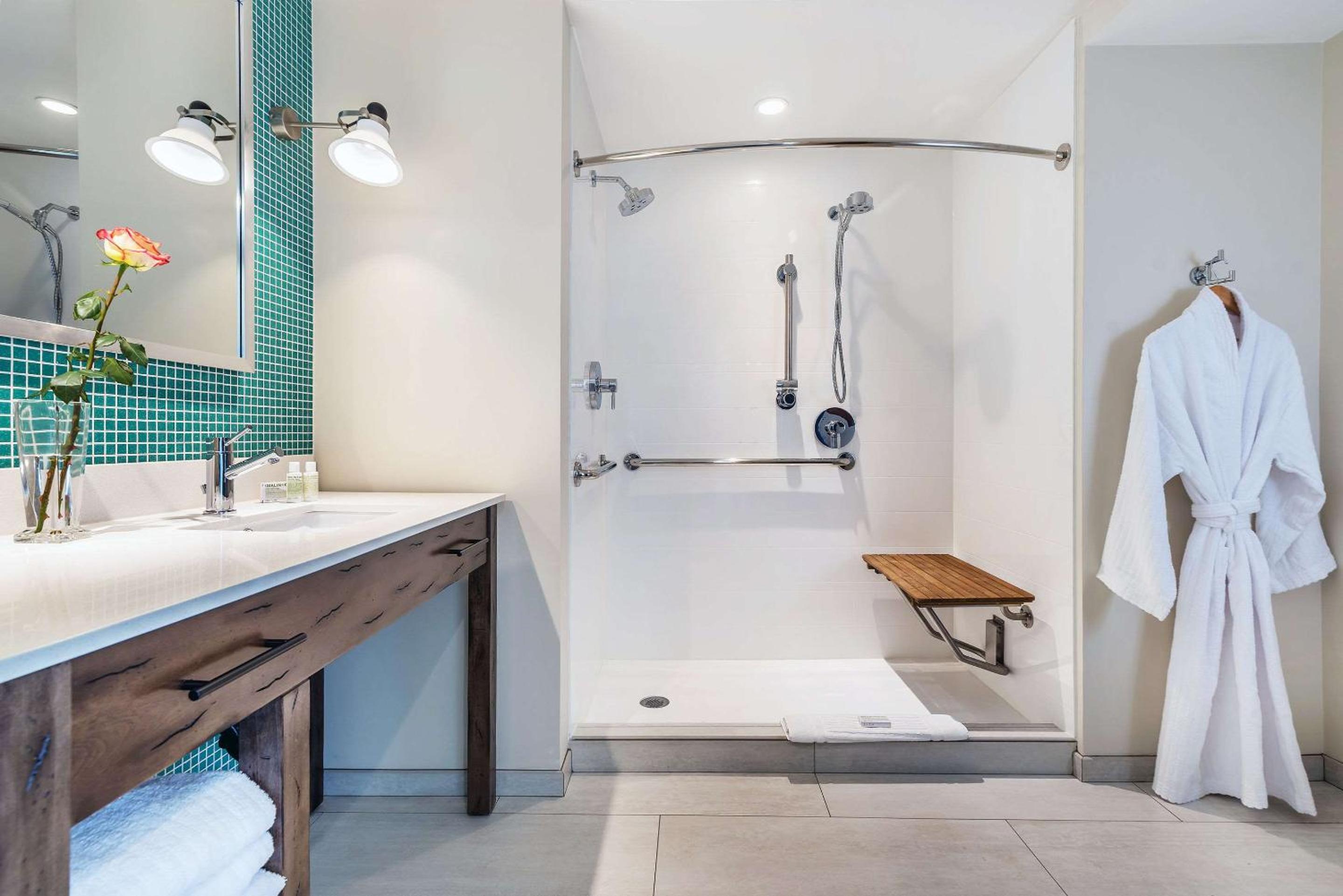 King Room with Roll In Shower - Disability Access/Non-Smoking - Photo 2