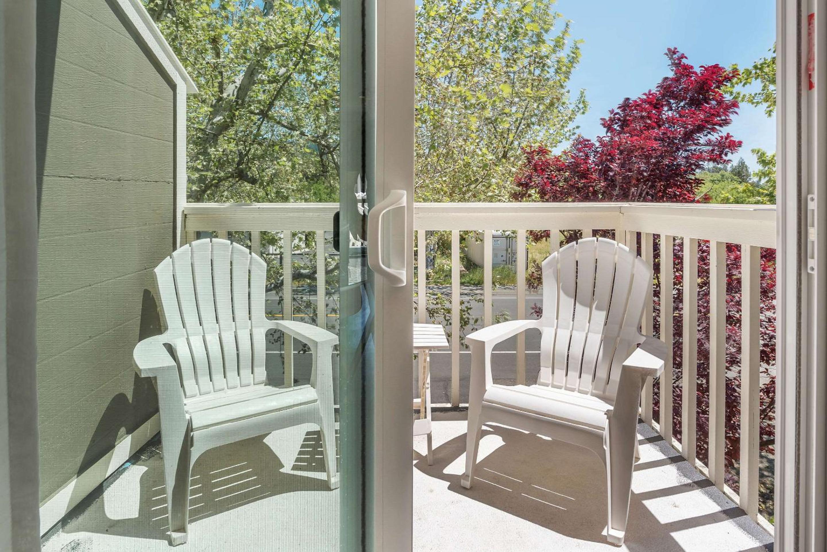 Corner King Room with Patio - Non-Smoking - Photo 2