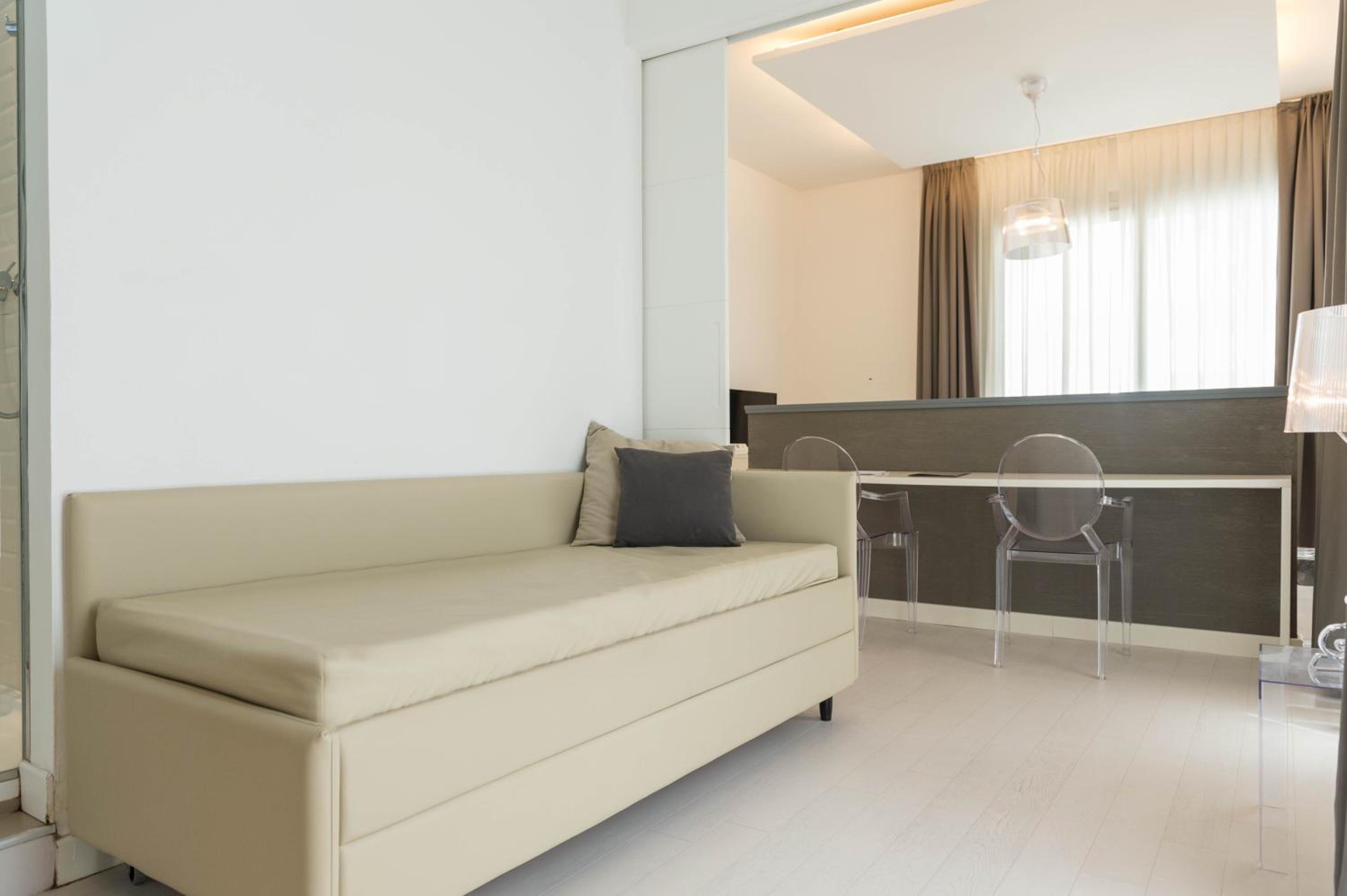Deluxe Suite with Sea View - Photo 12