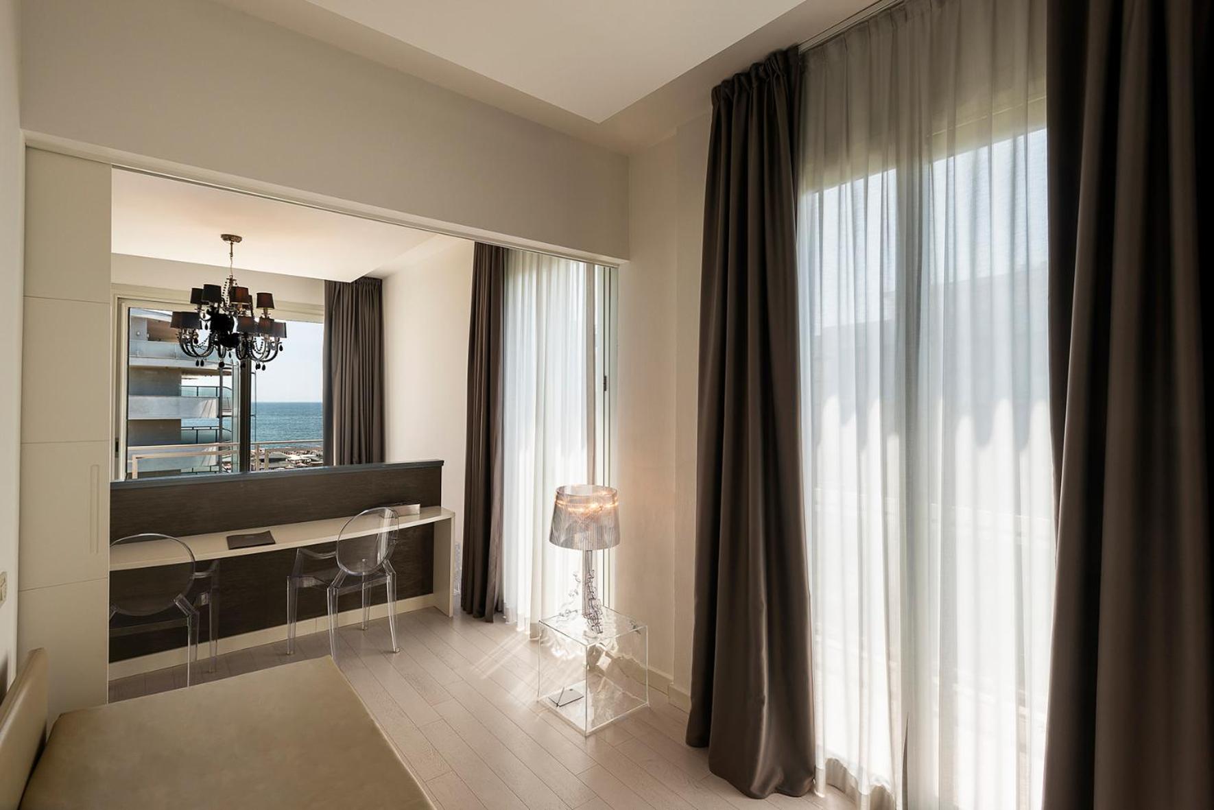 Deluxe Suite with Sea View - Photo 13