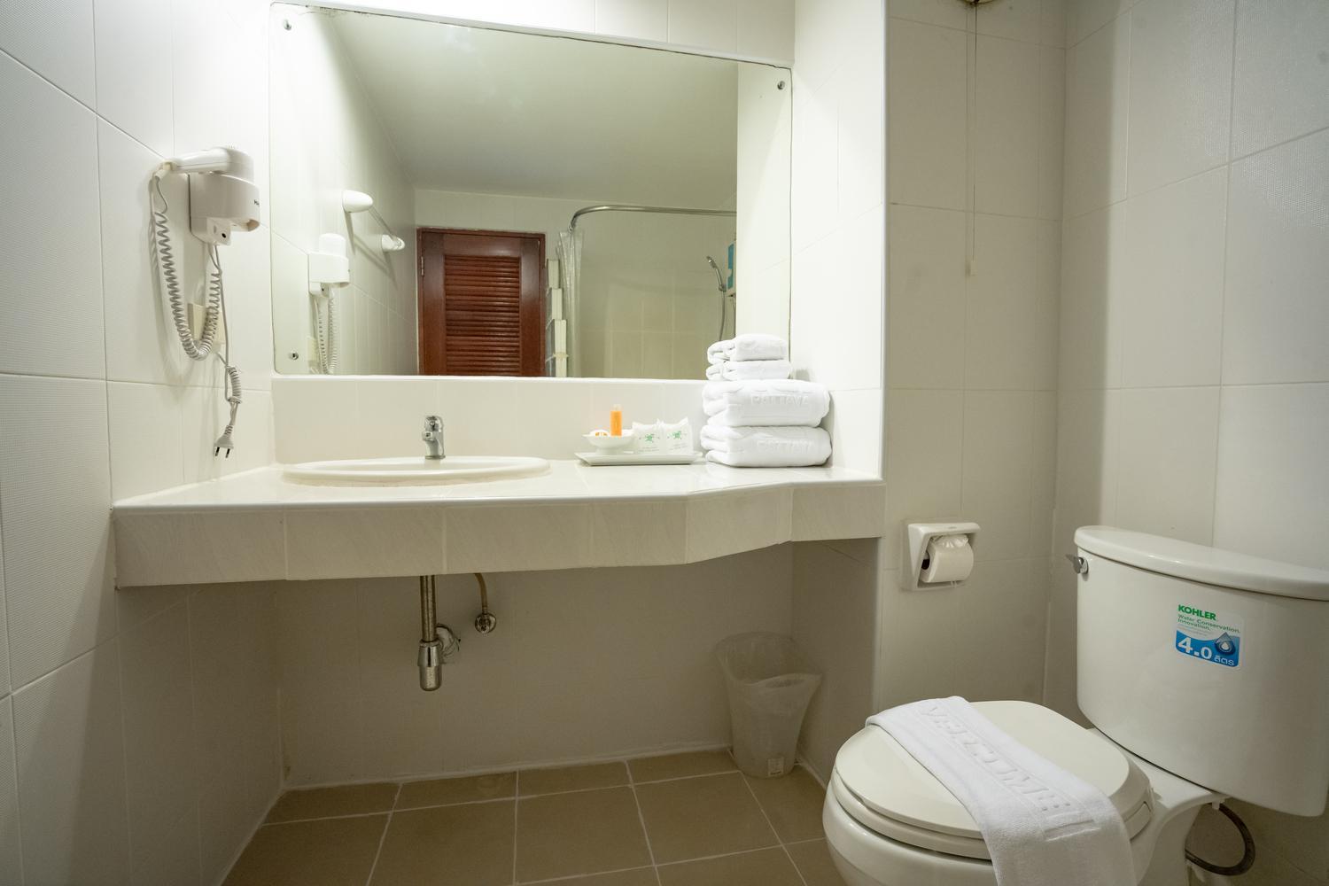 Double Room with Pool View - Photo 8