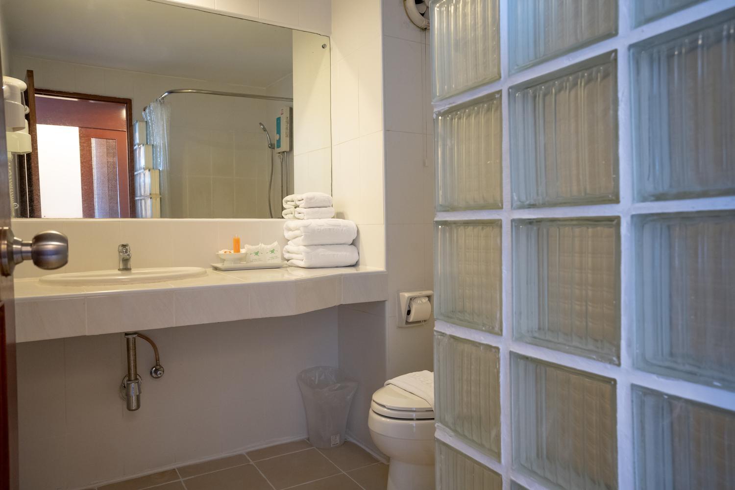 Double Room with Pool View - Photo 10