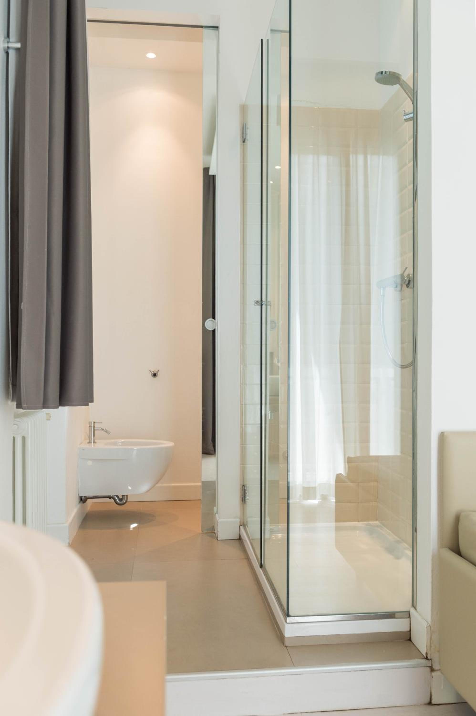 Deluxe Suite with Sea View - Photo 16