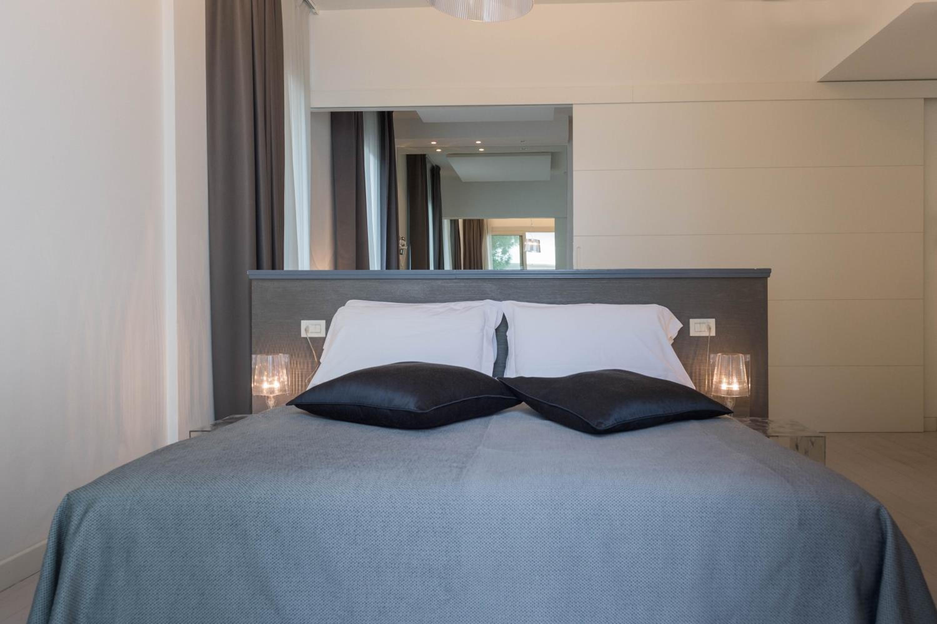 Deluxe Suite with Sea View - Photo 1