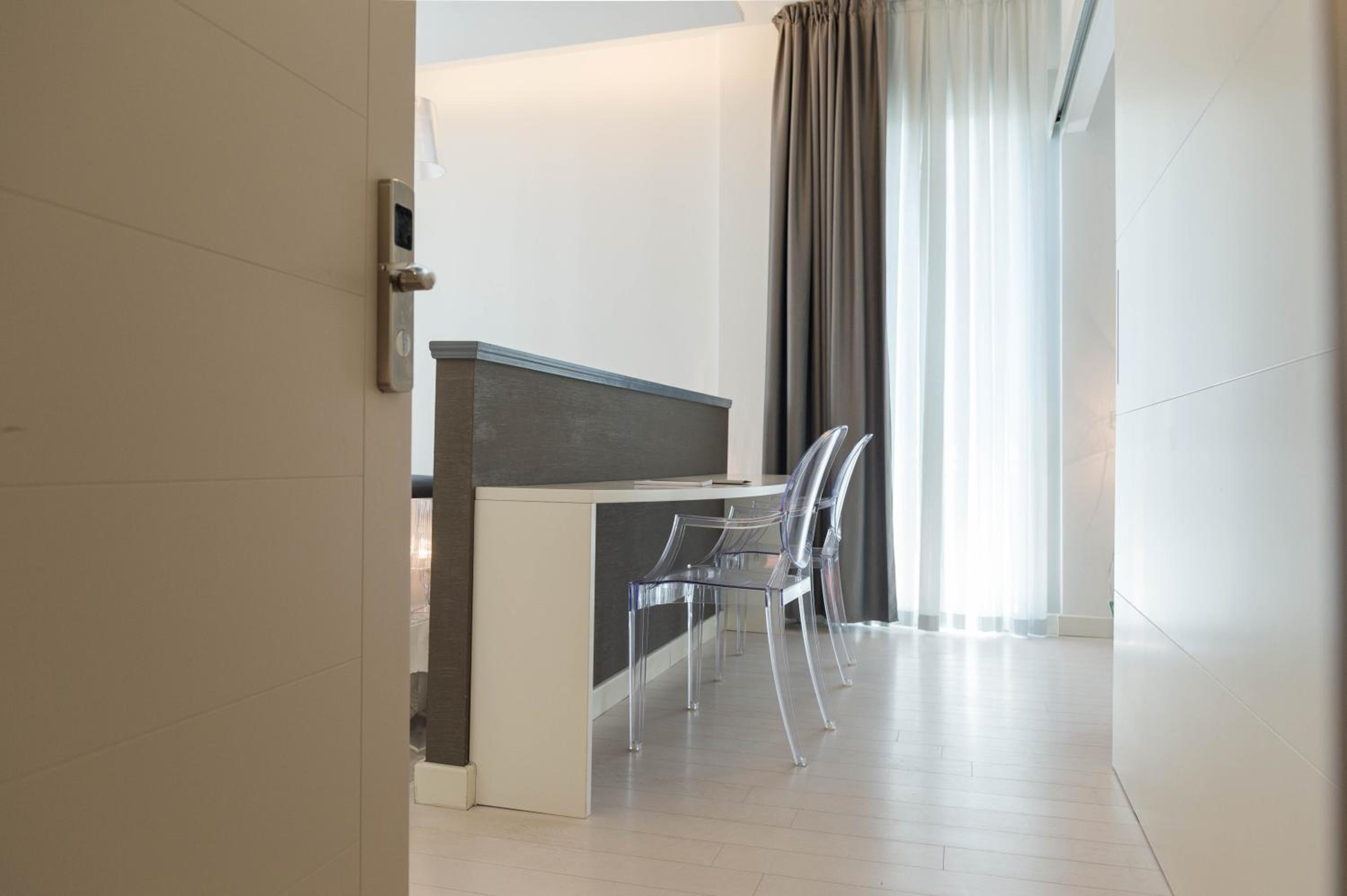 Deluxe Suite with Sea View - Photo 10