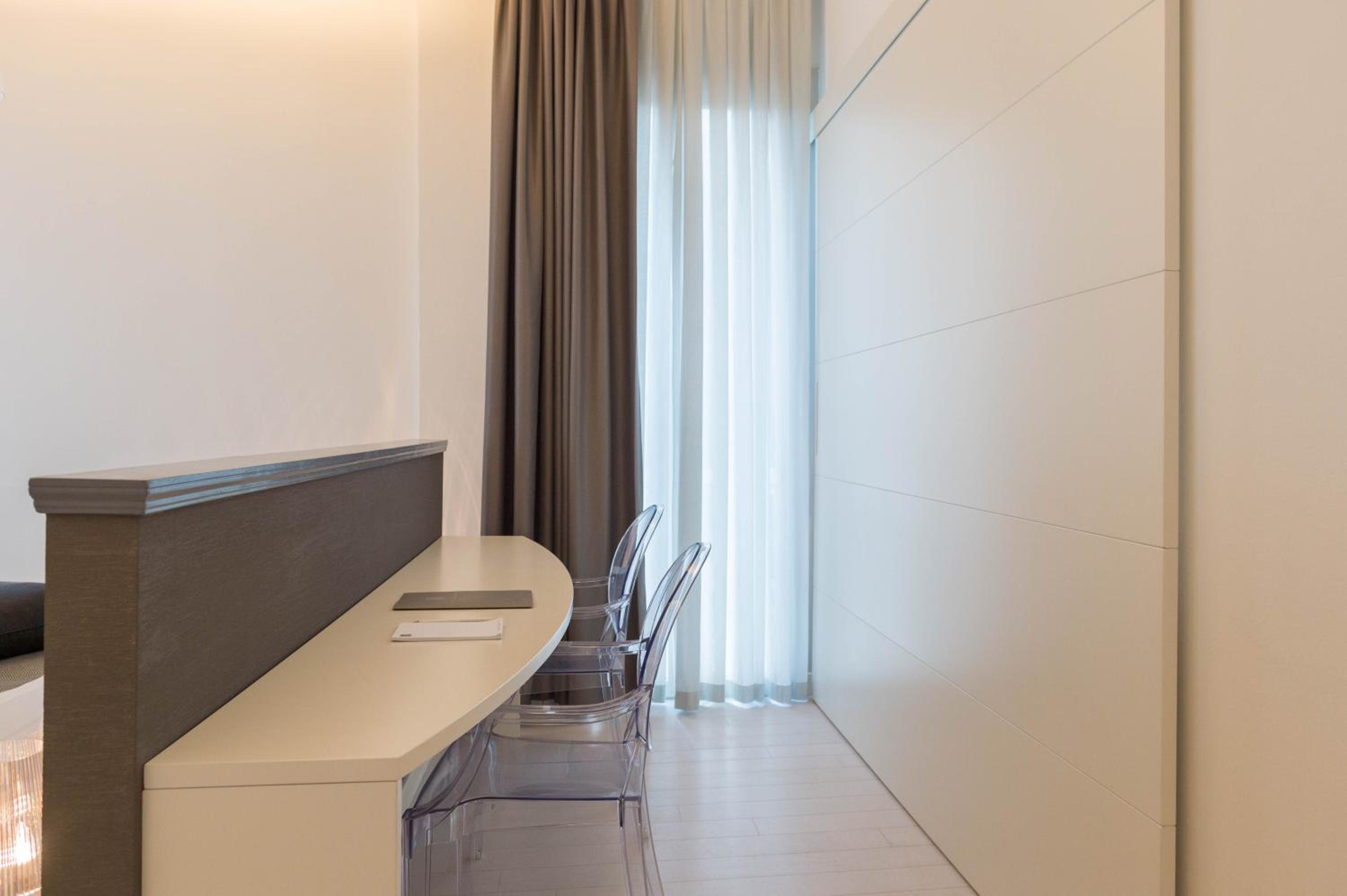 Deluxe Suite with Sea View - Photo 17