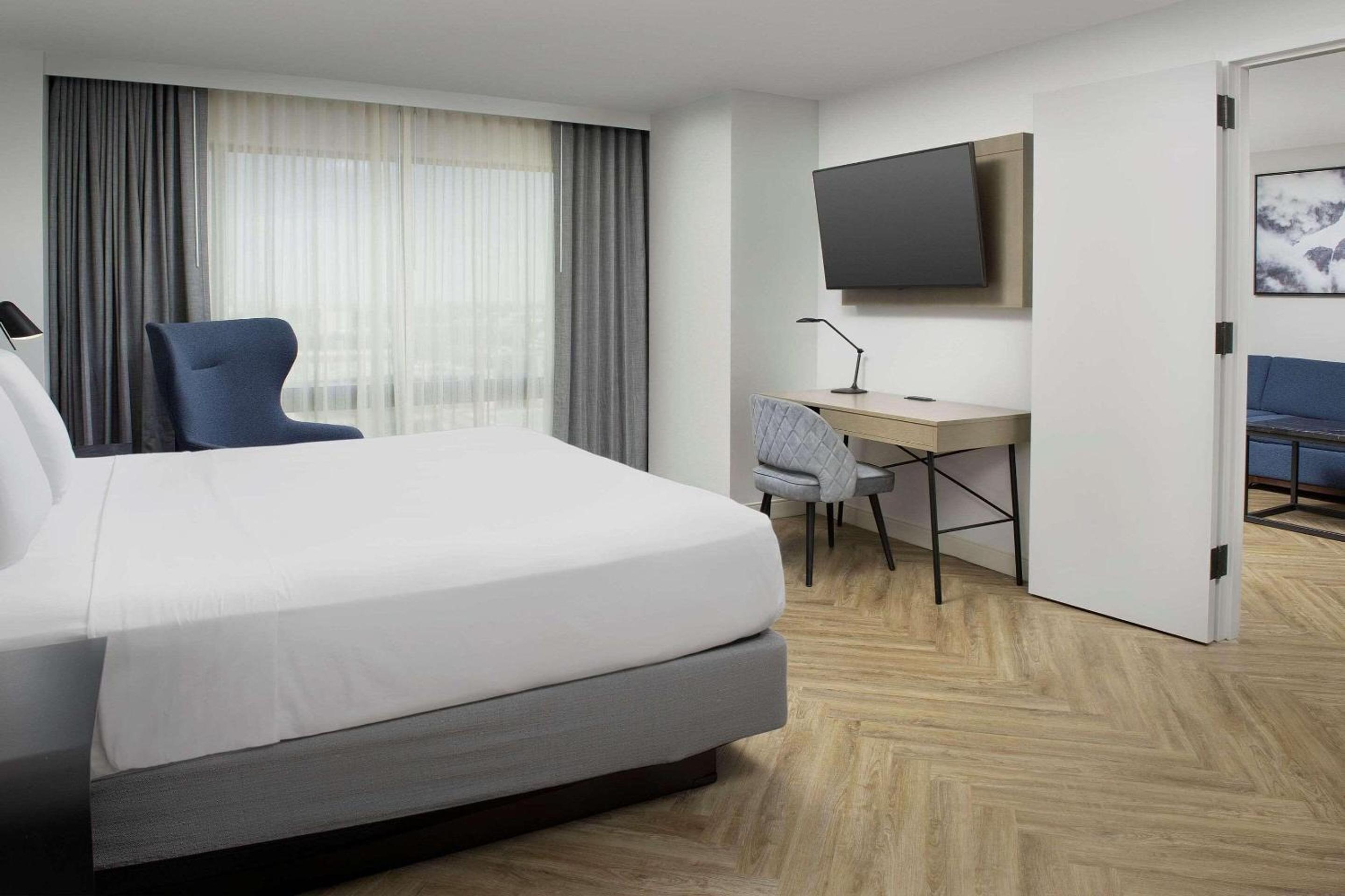 Presidential King Suite with City View - Non-Smoking photo 2
