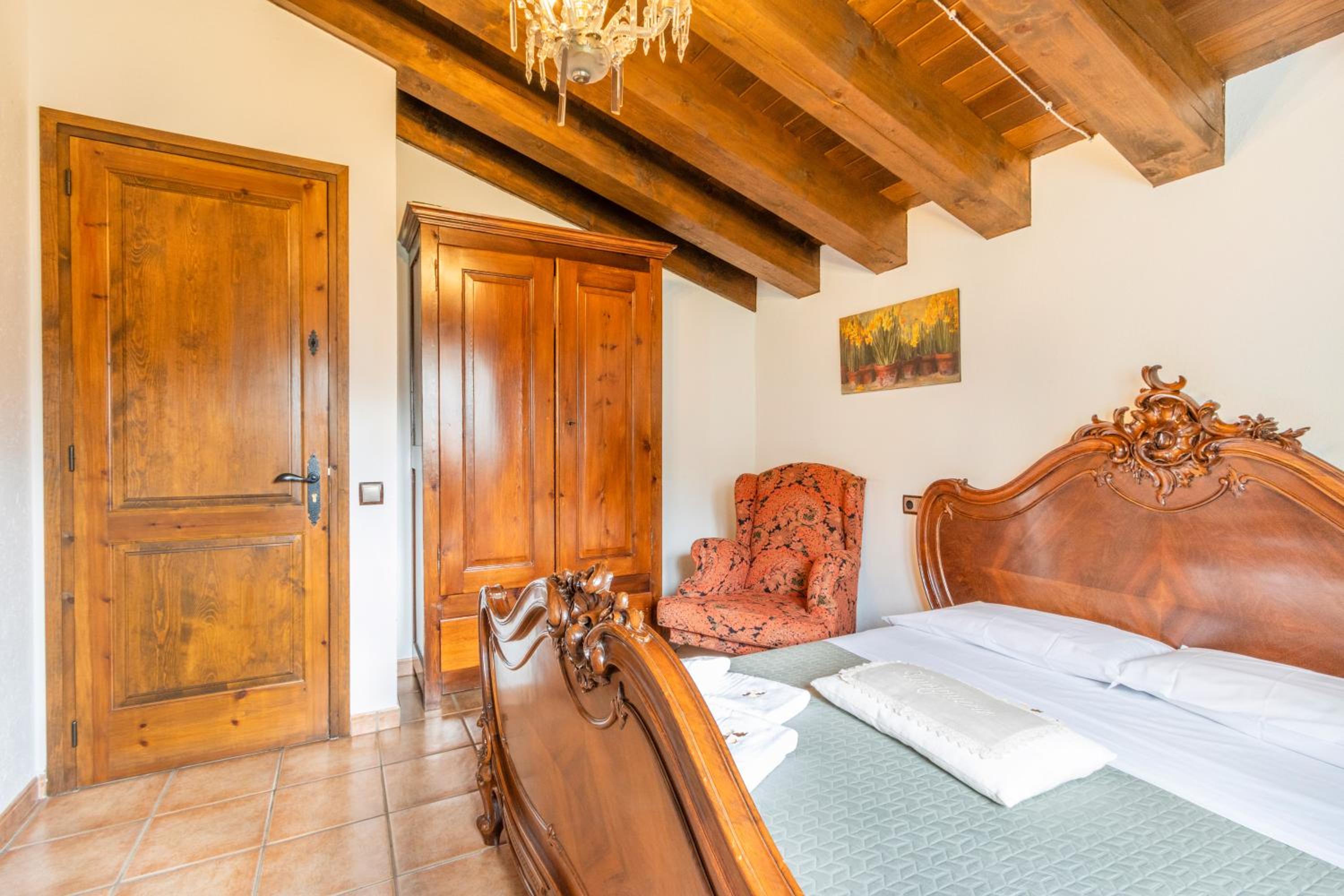 Seven-Bedroom House photo 3