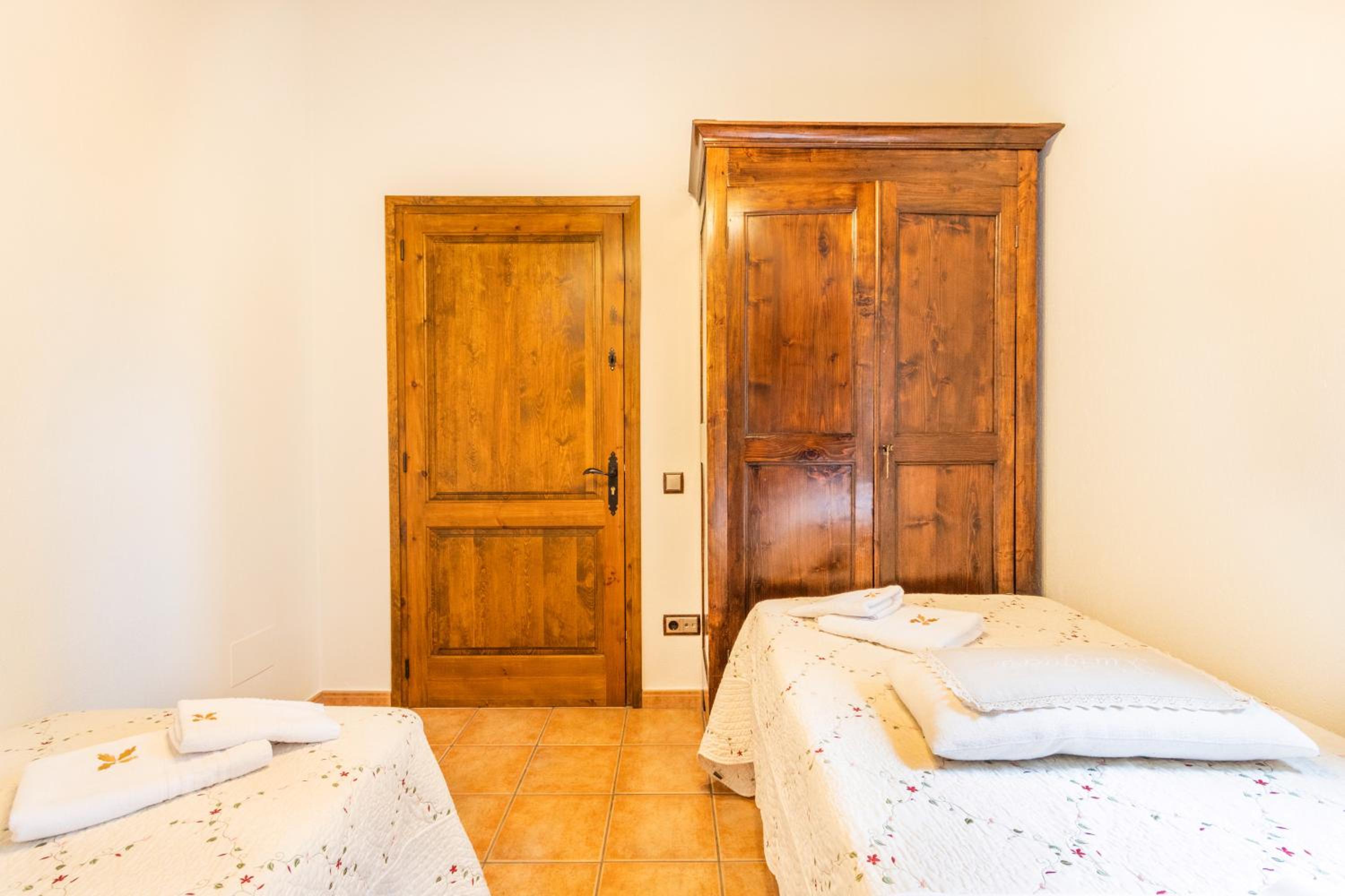 Seven-Bedroom House photo 2
