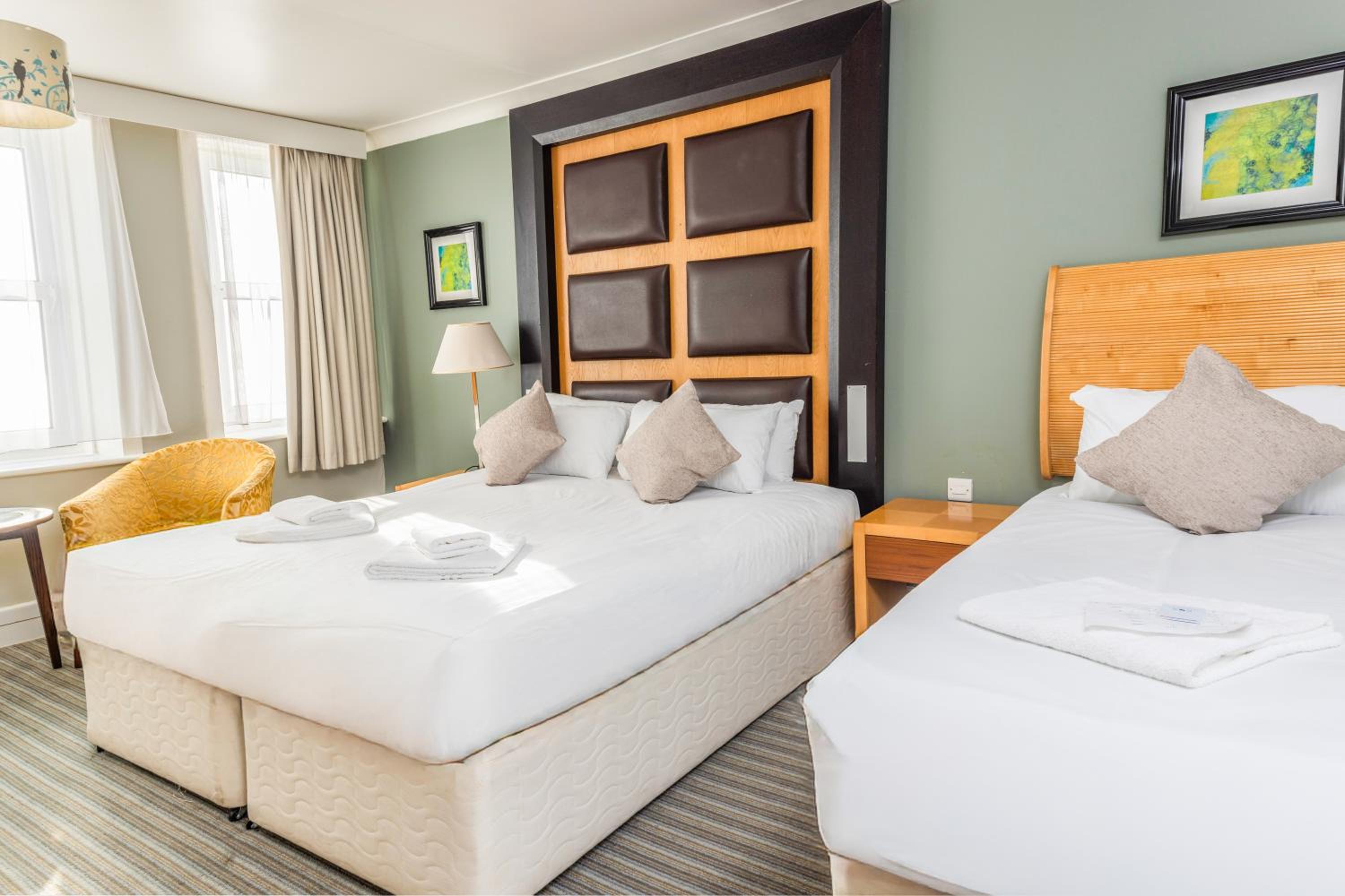 Suite with One King and One Single Bed with Sea View - Non-Smoking