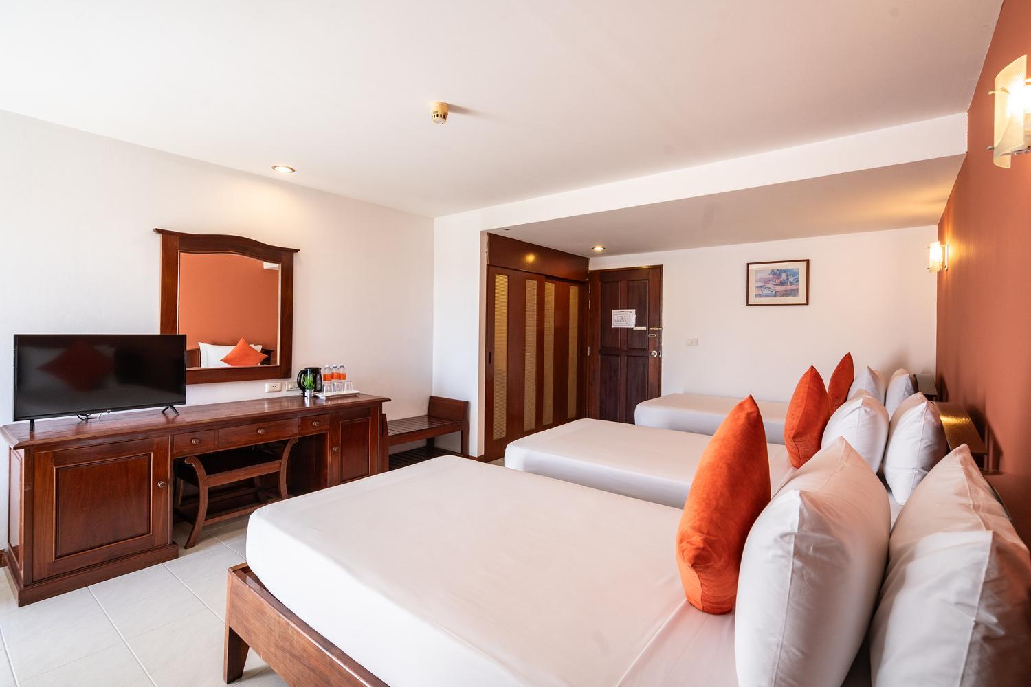 Triple Room with City View - Photo 11
