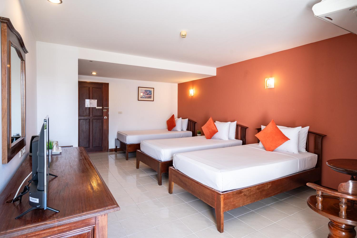 Triple Room with City View - Photo 7
