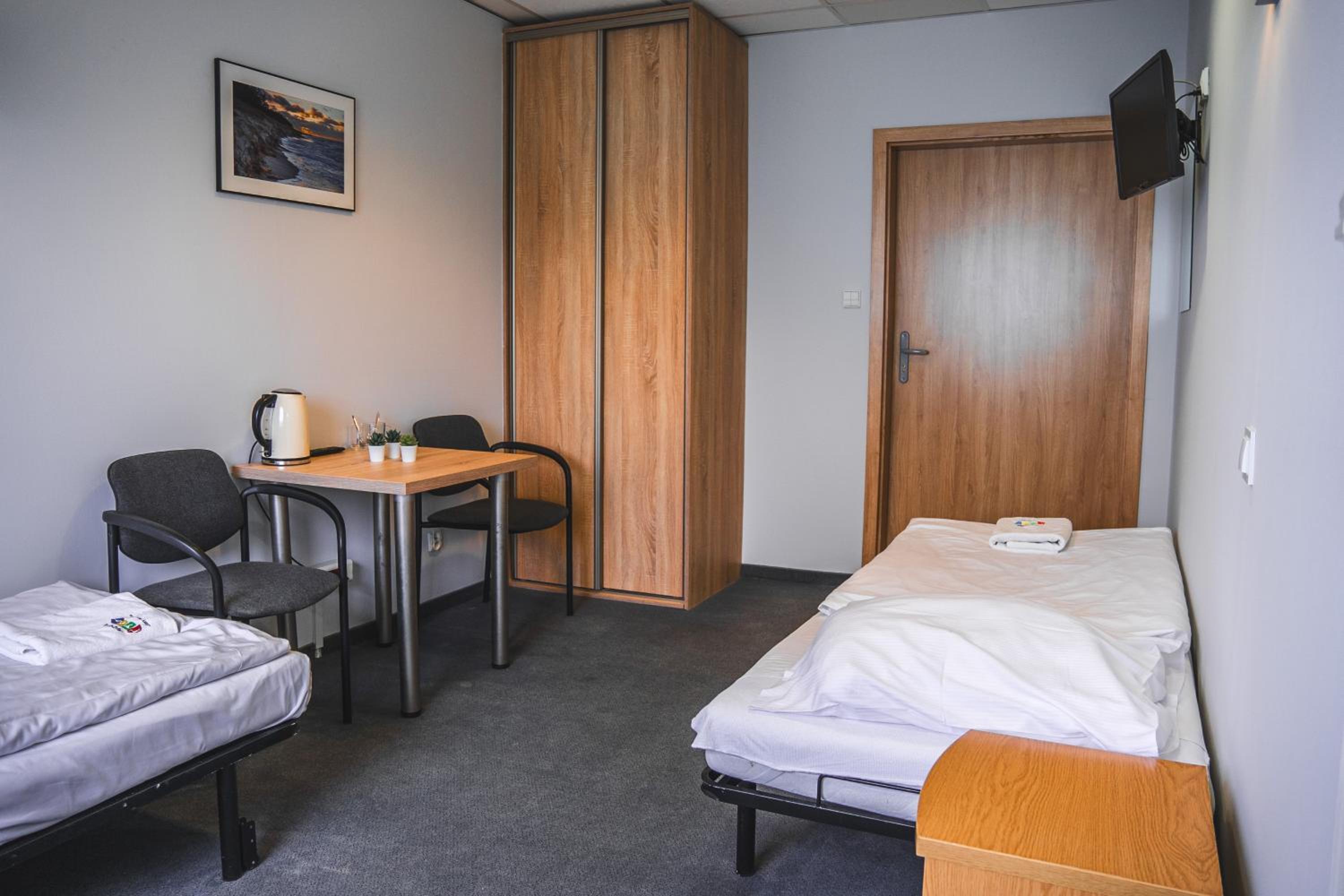 Twin Room - Photo 11