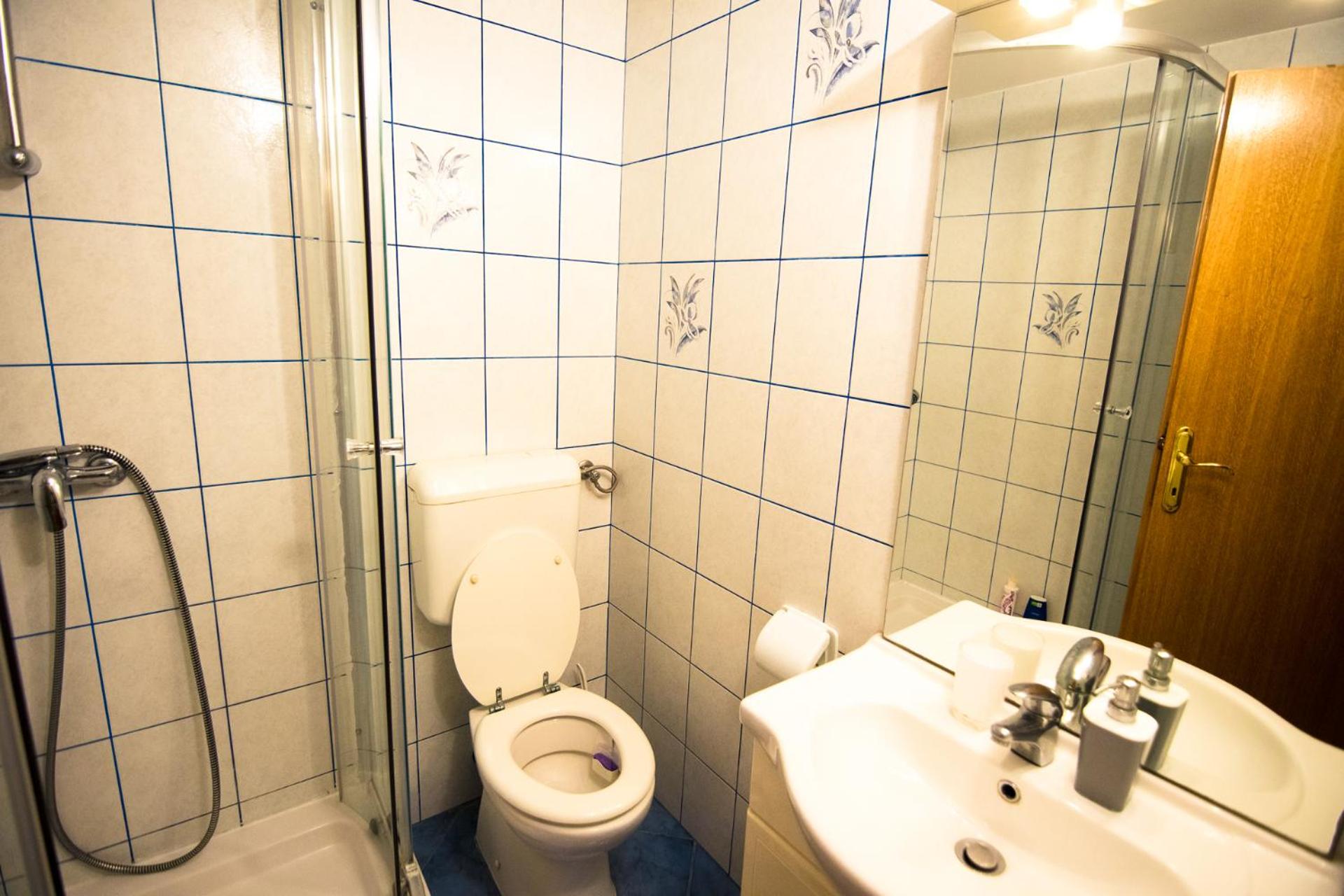 Studio Apartment - Photo 25