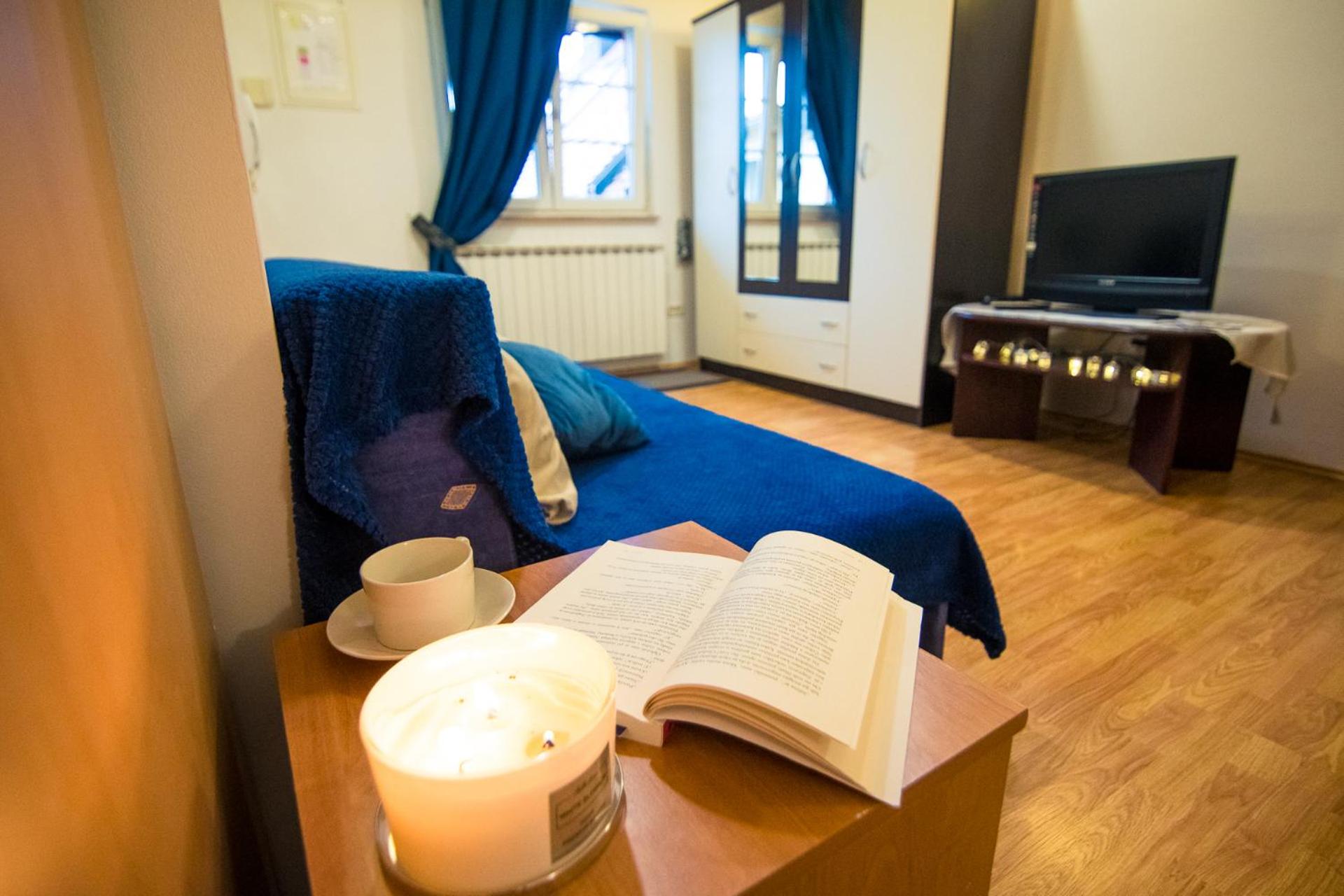 Studio Apartment - Photo 1