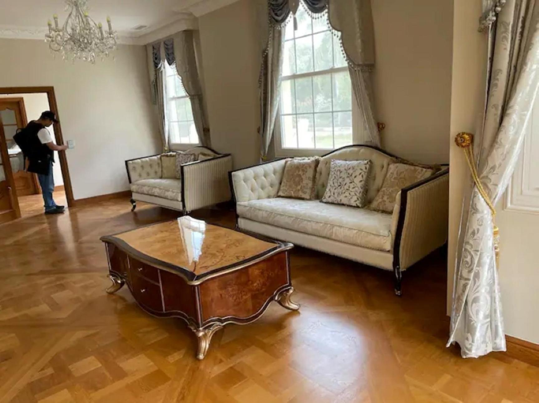 Five-Bedroom House photo 1