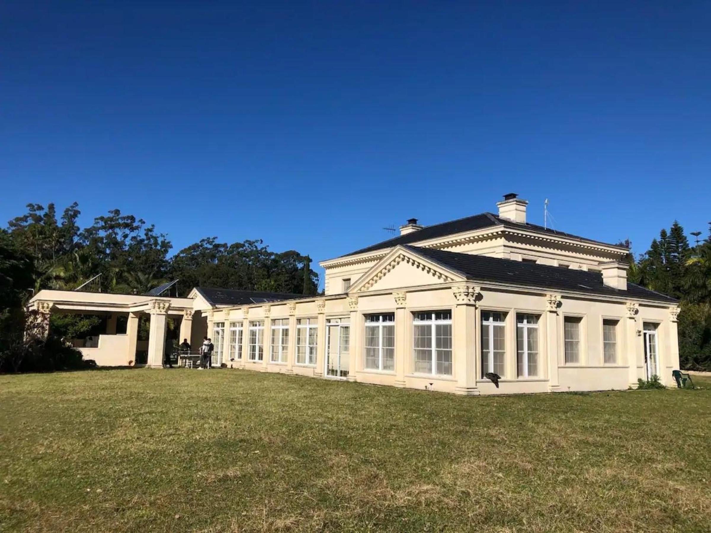 Five-Bedroom House photo 2