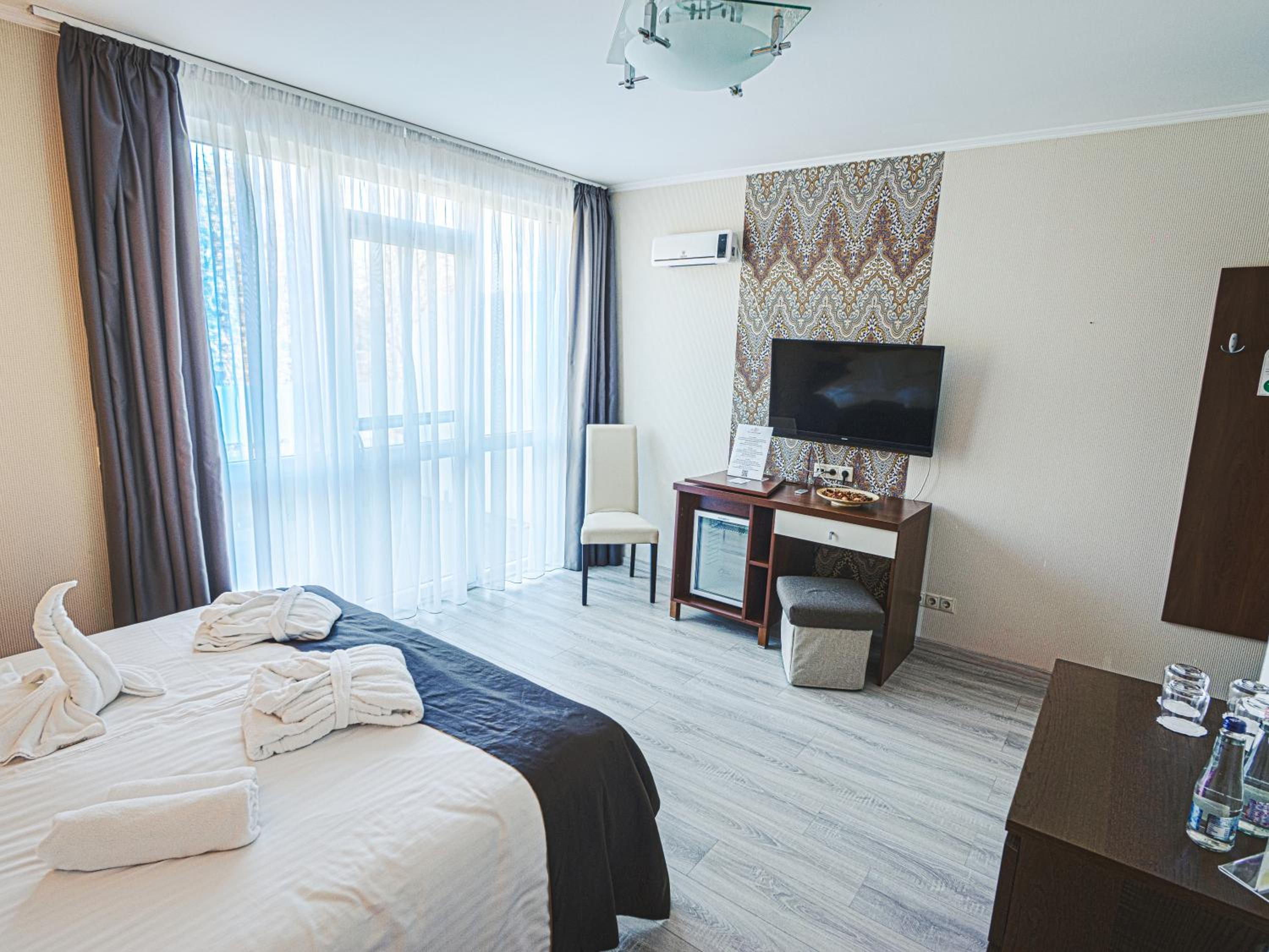 Family Room with Terrace River View - Photo 7