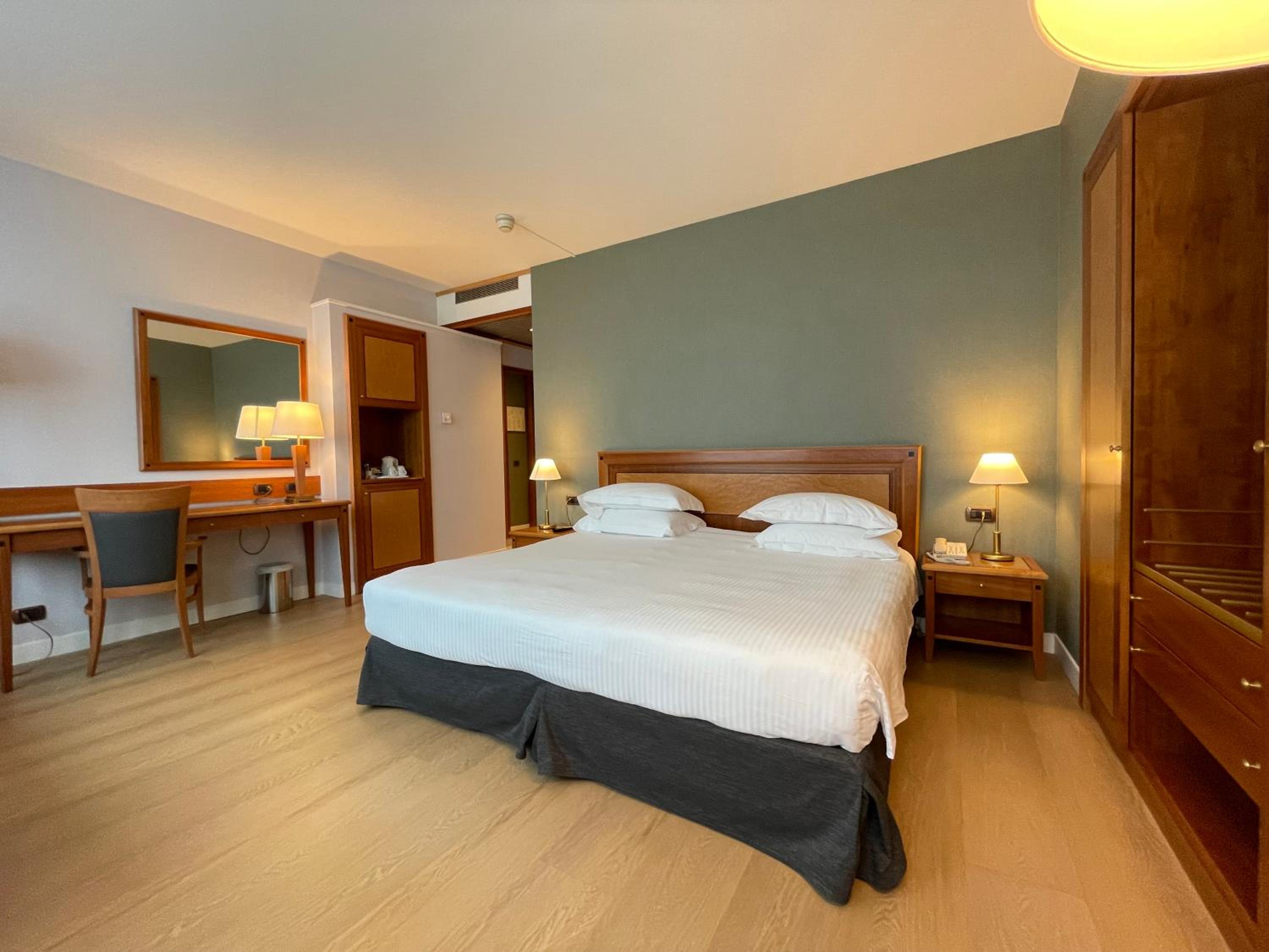 Premium King Room with Sofa Bed - Pet Friendly - Photo 4