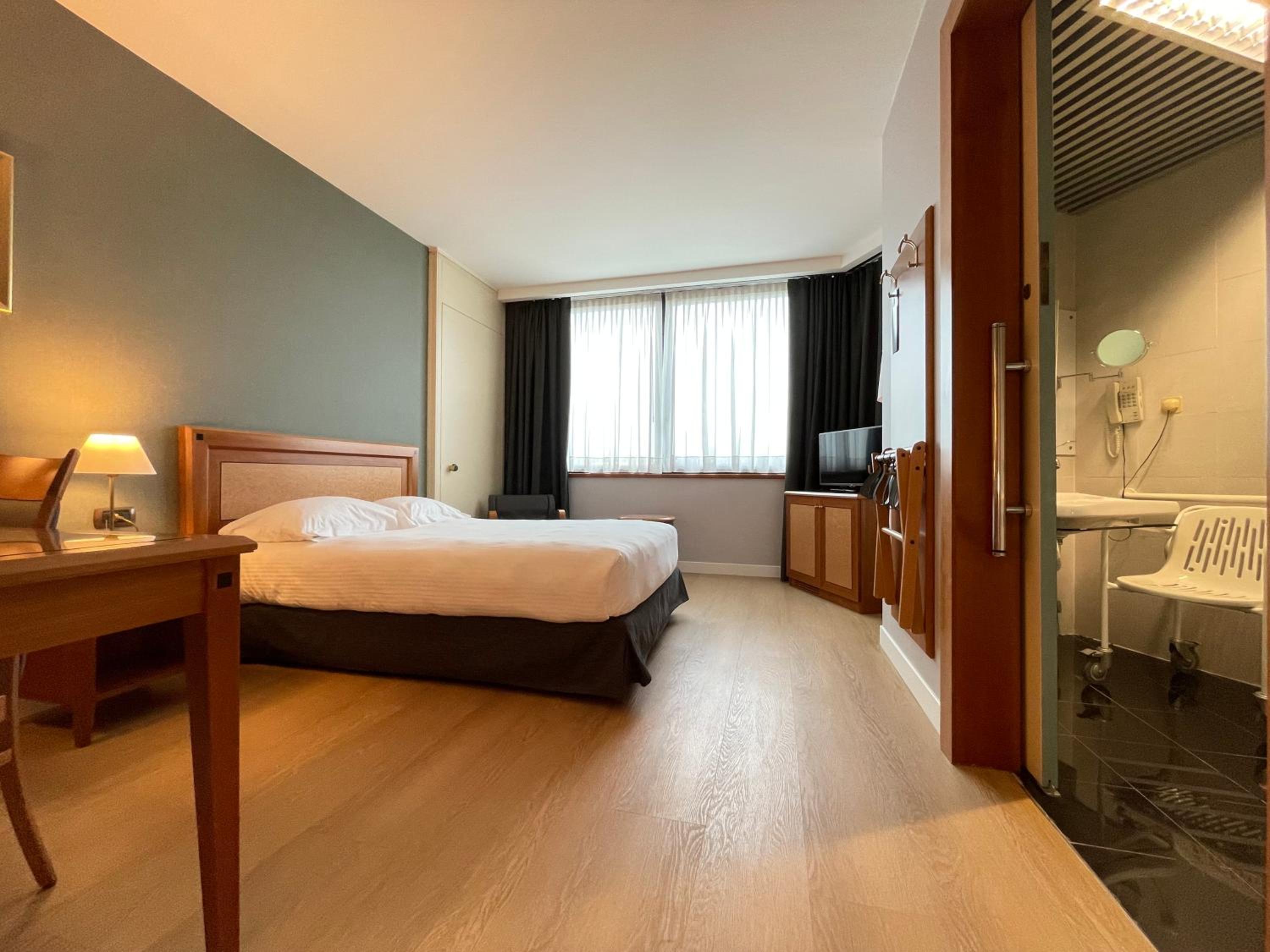 Standard Double Room - Disability Access - Photo 2