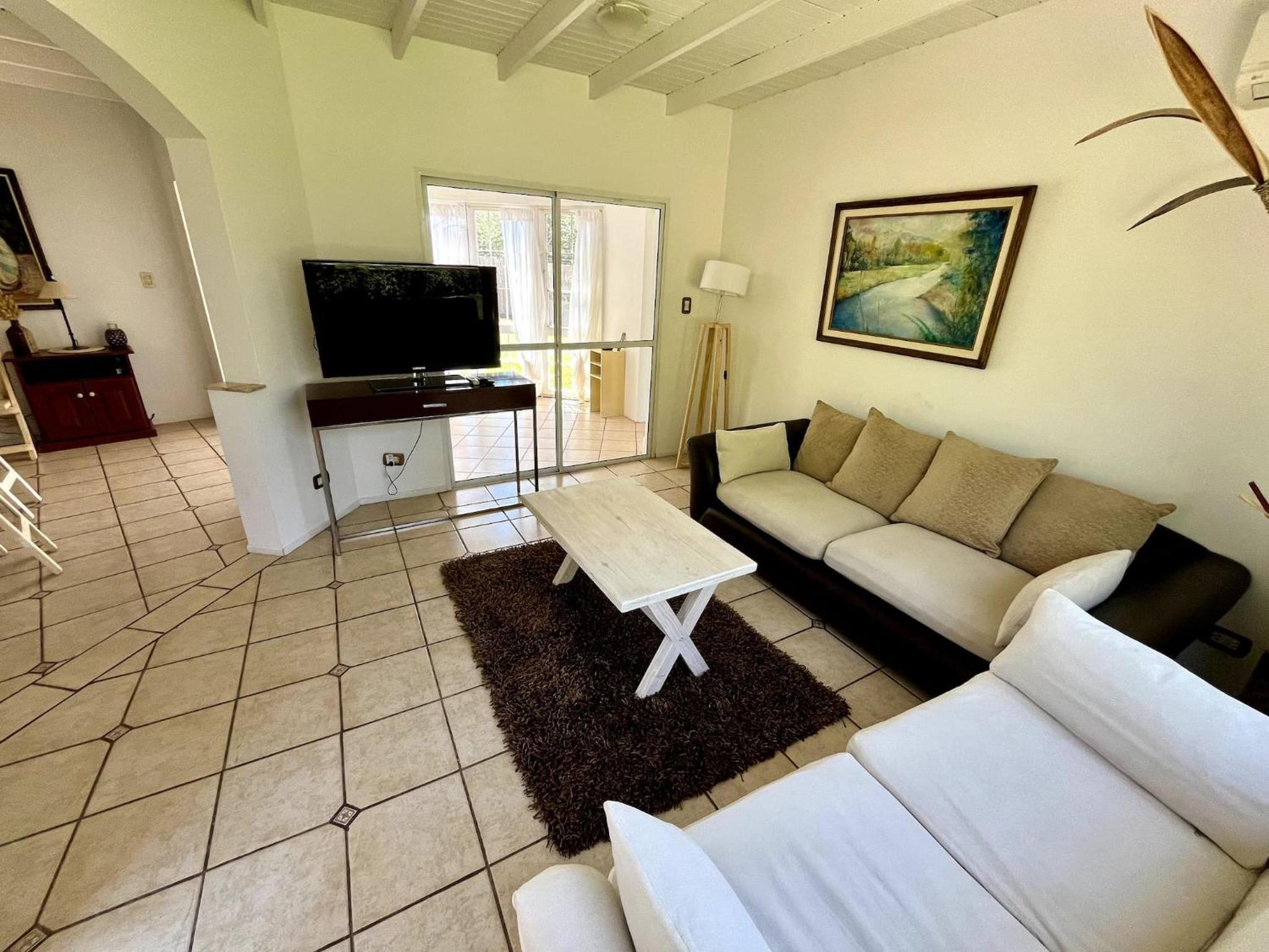 Five-Bedroom House photo 1
