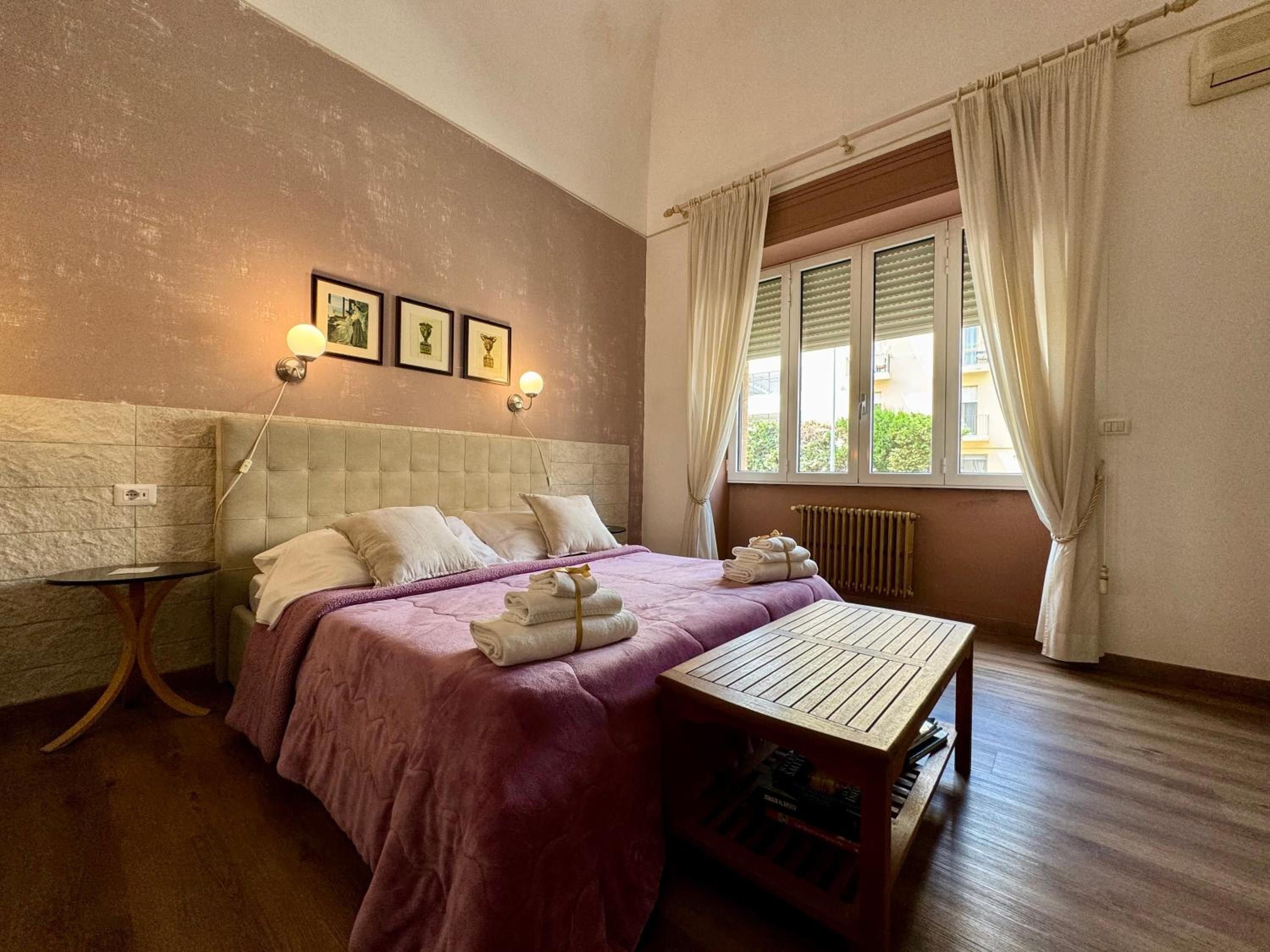 Large Double Room photo 1