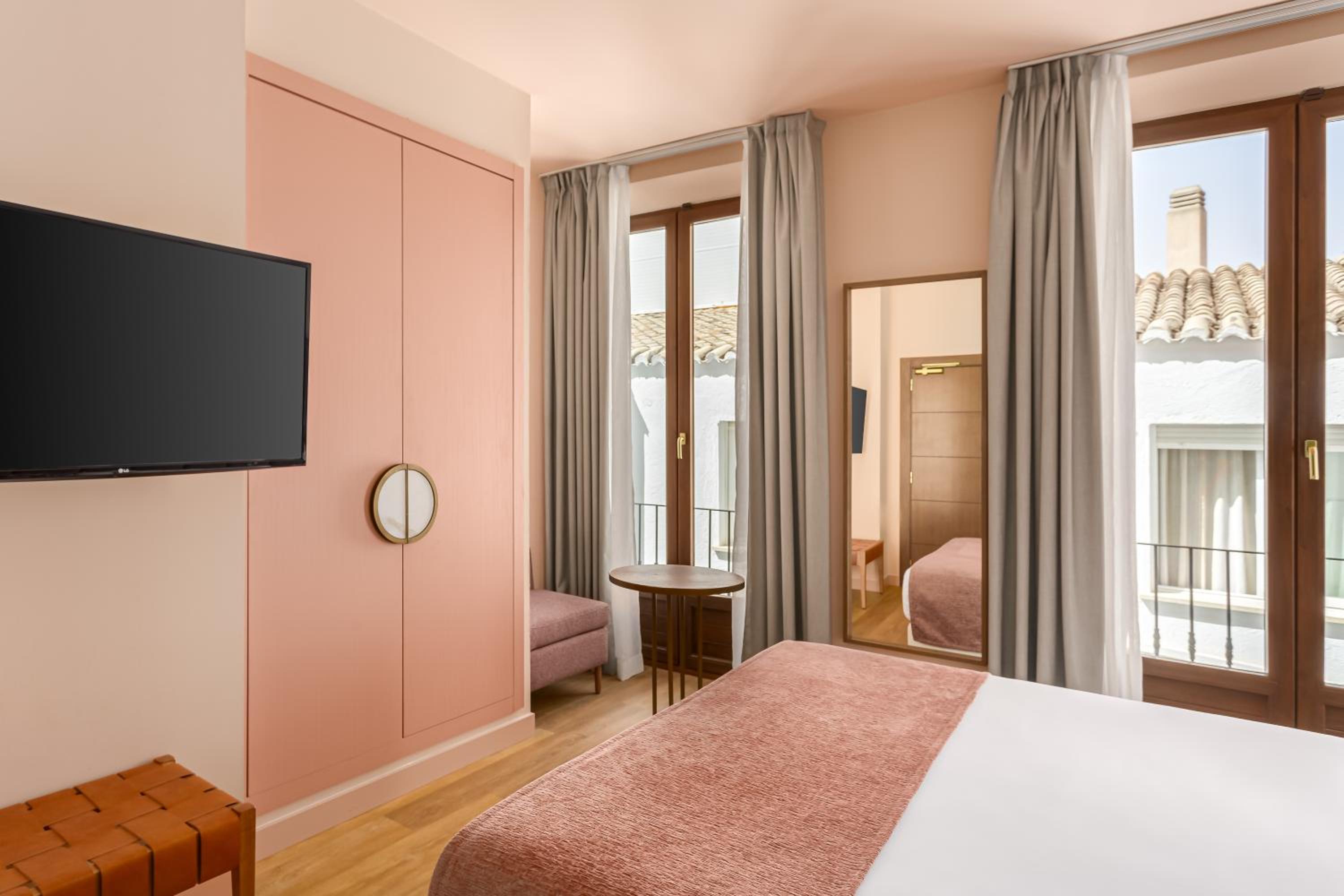 Standard Double Room - Photo 9