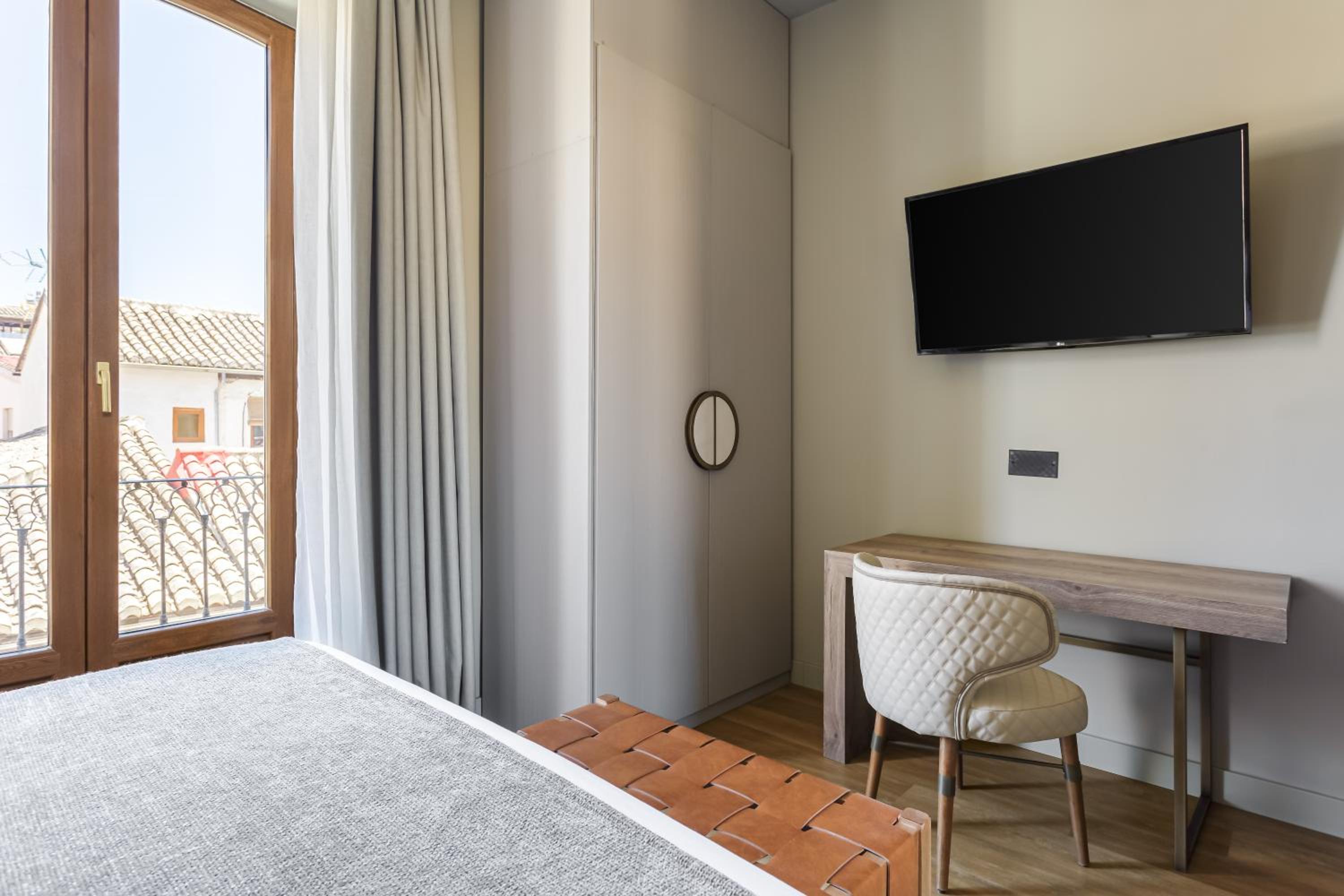 Standard Double Room - Photo 11