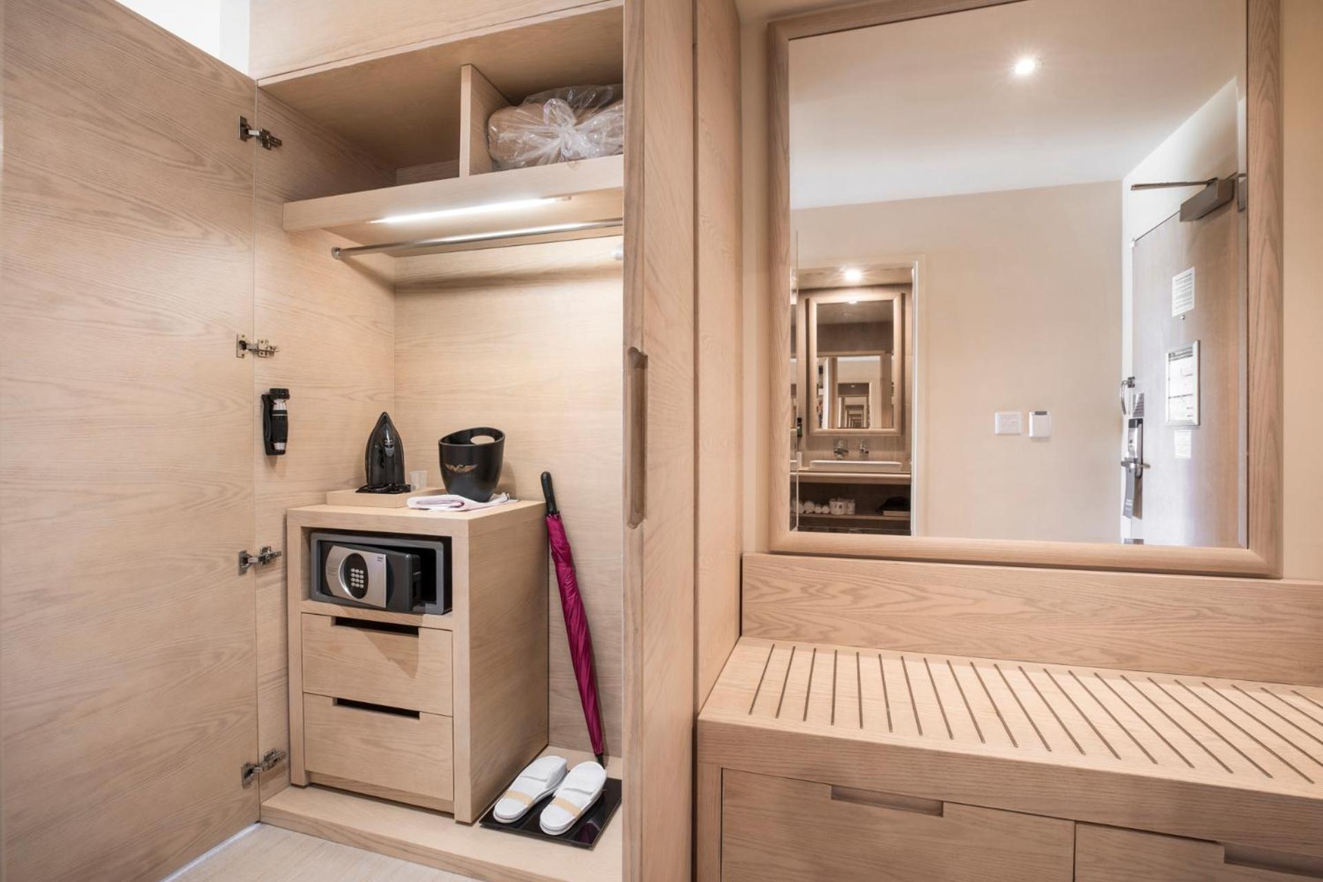 Premium King Room with Mountain View