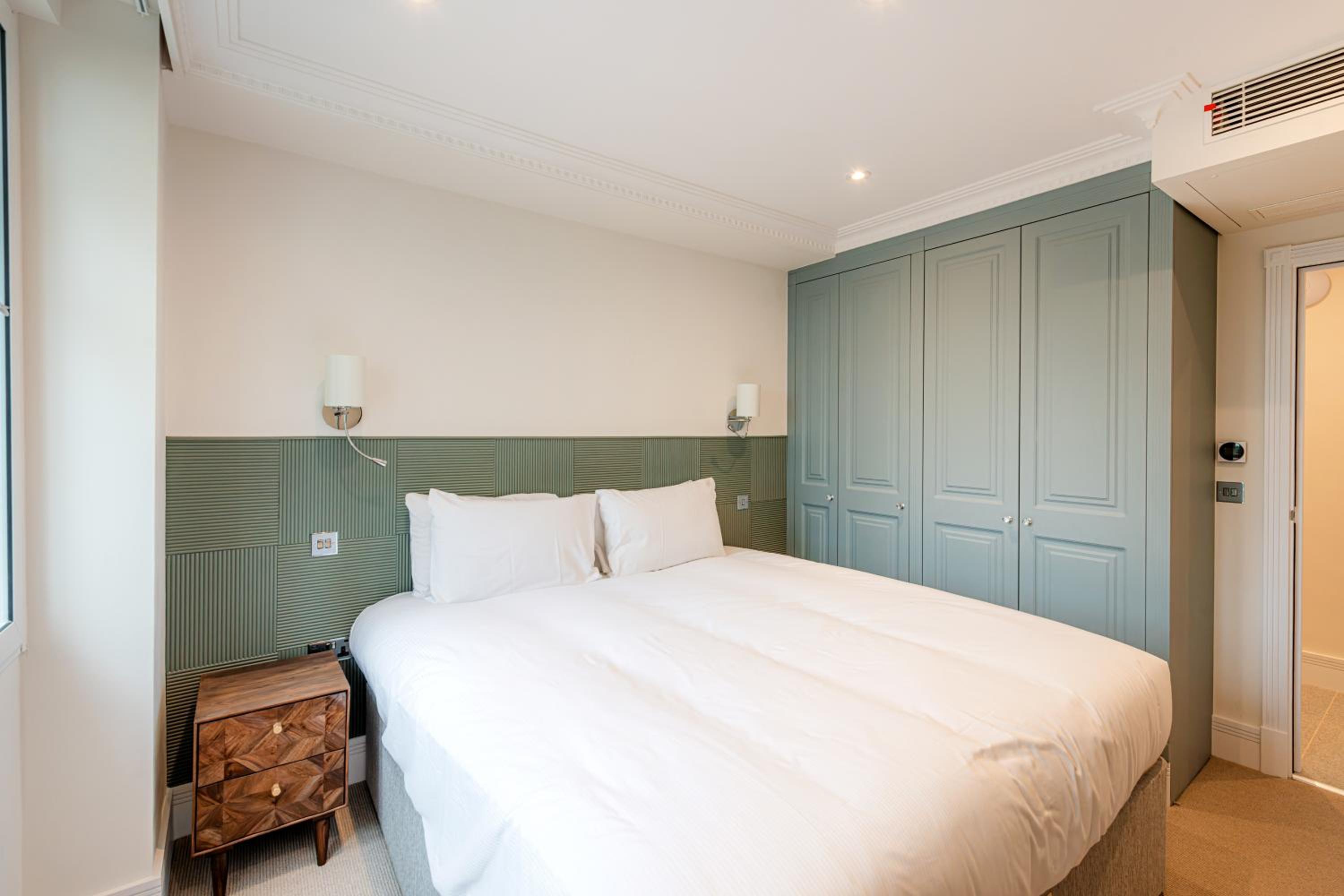 Two-Bedroom Deluxe Apartment with Balcony photo 3