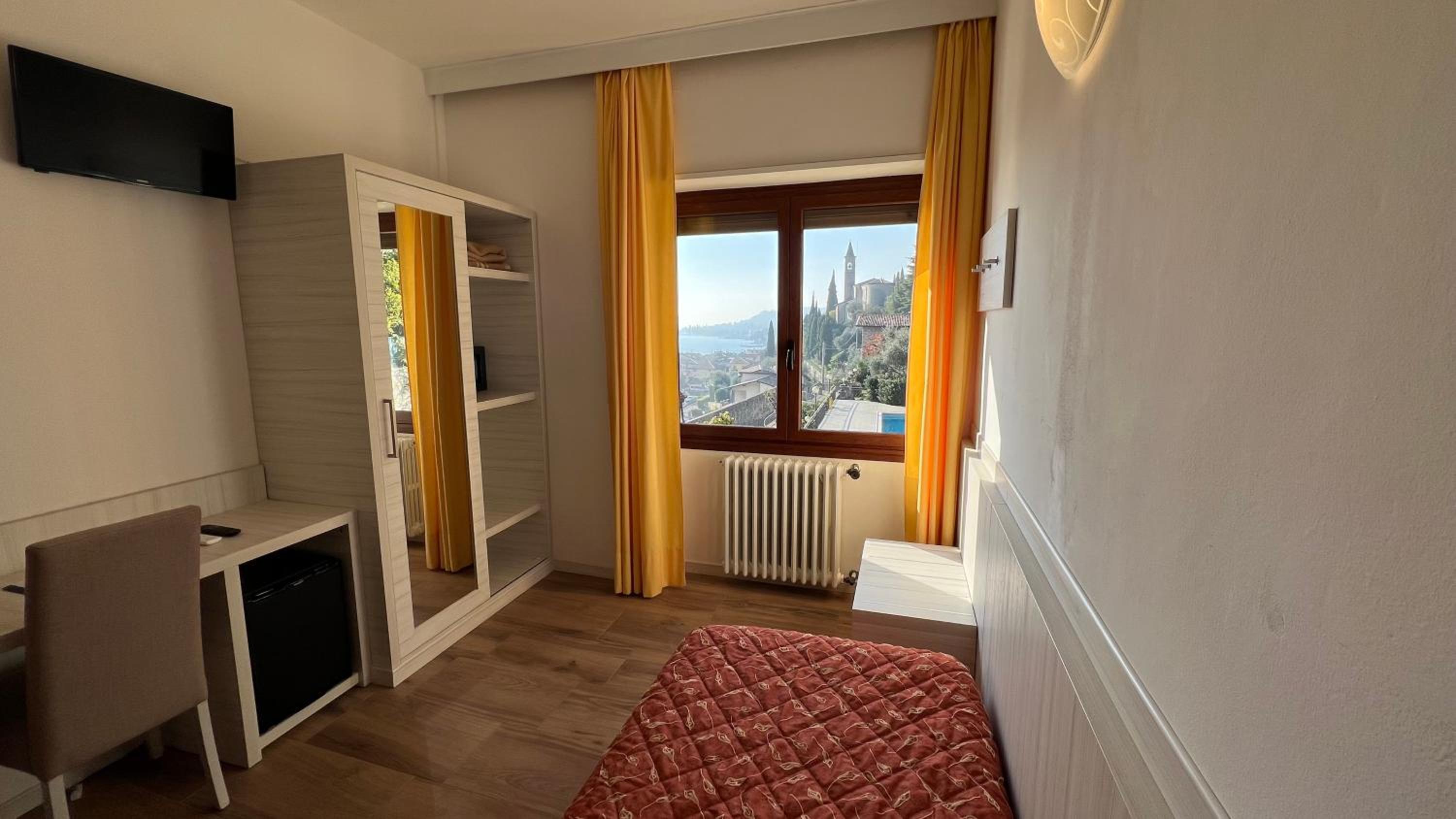 Deluxe Single Room with Lake View photo 2