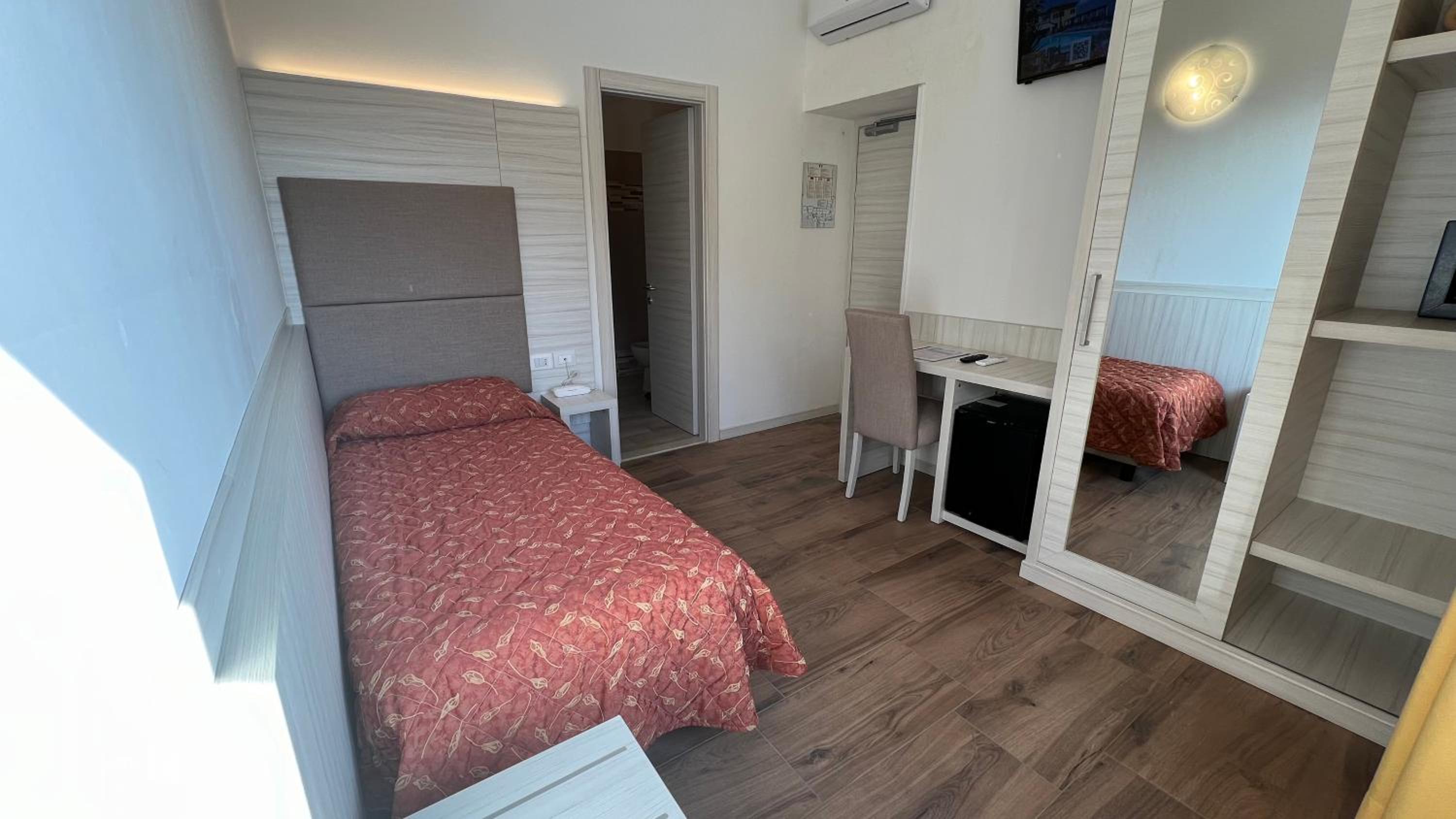 Deluxe Single Room with Lake View photo 3
