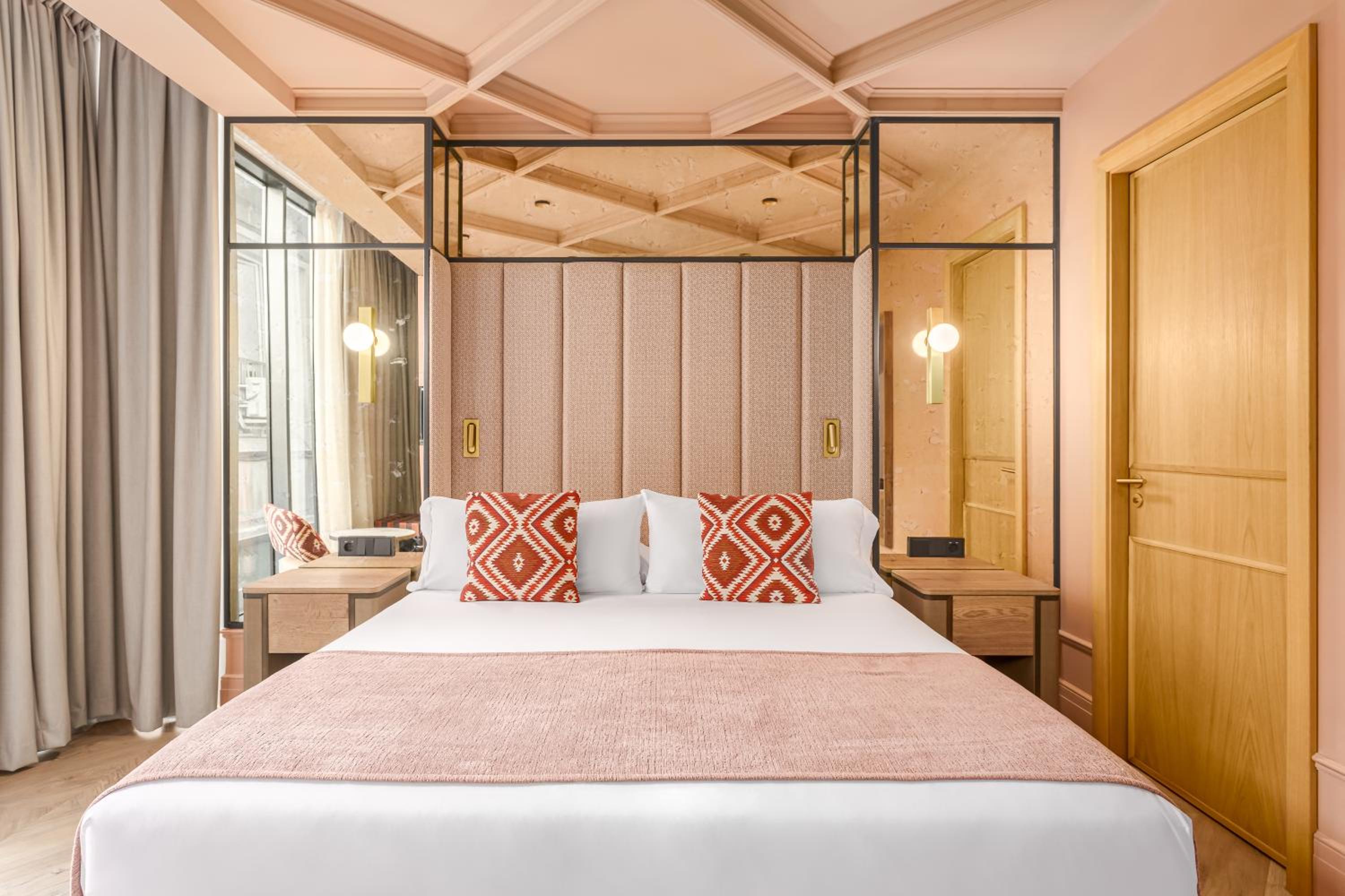 Deluxe Room - Photo 10
