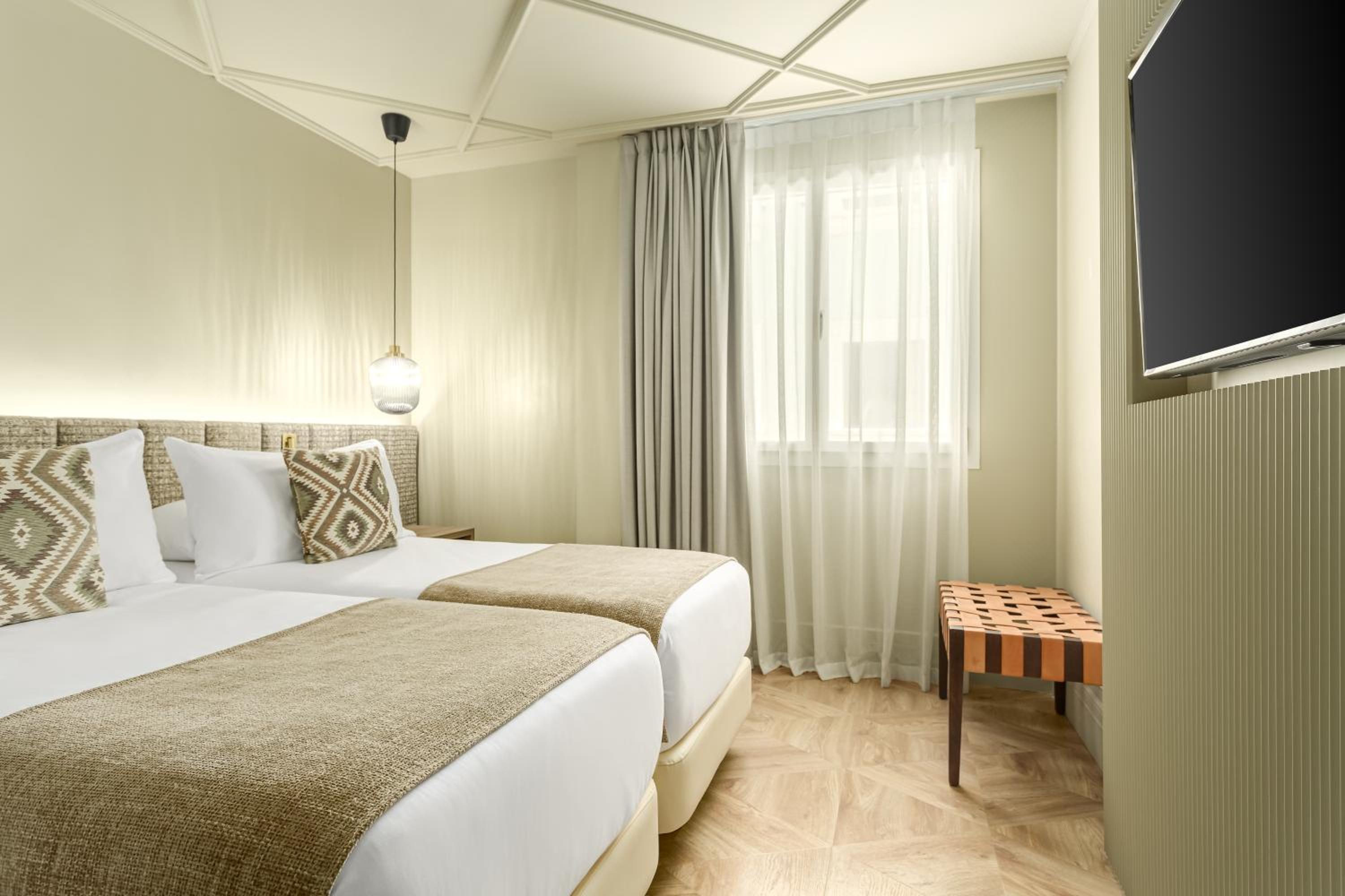 Deluxe Room - Photo 13