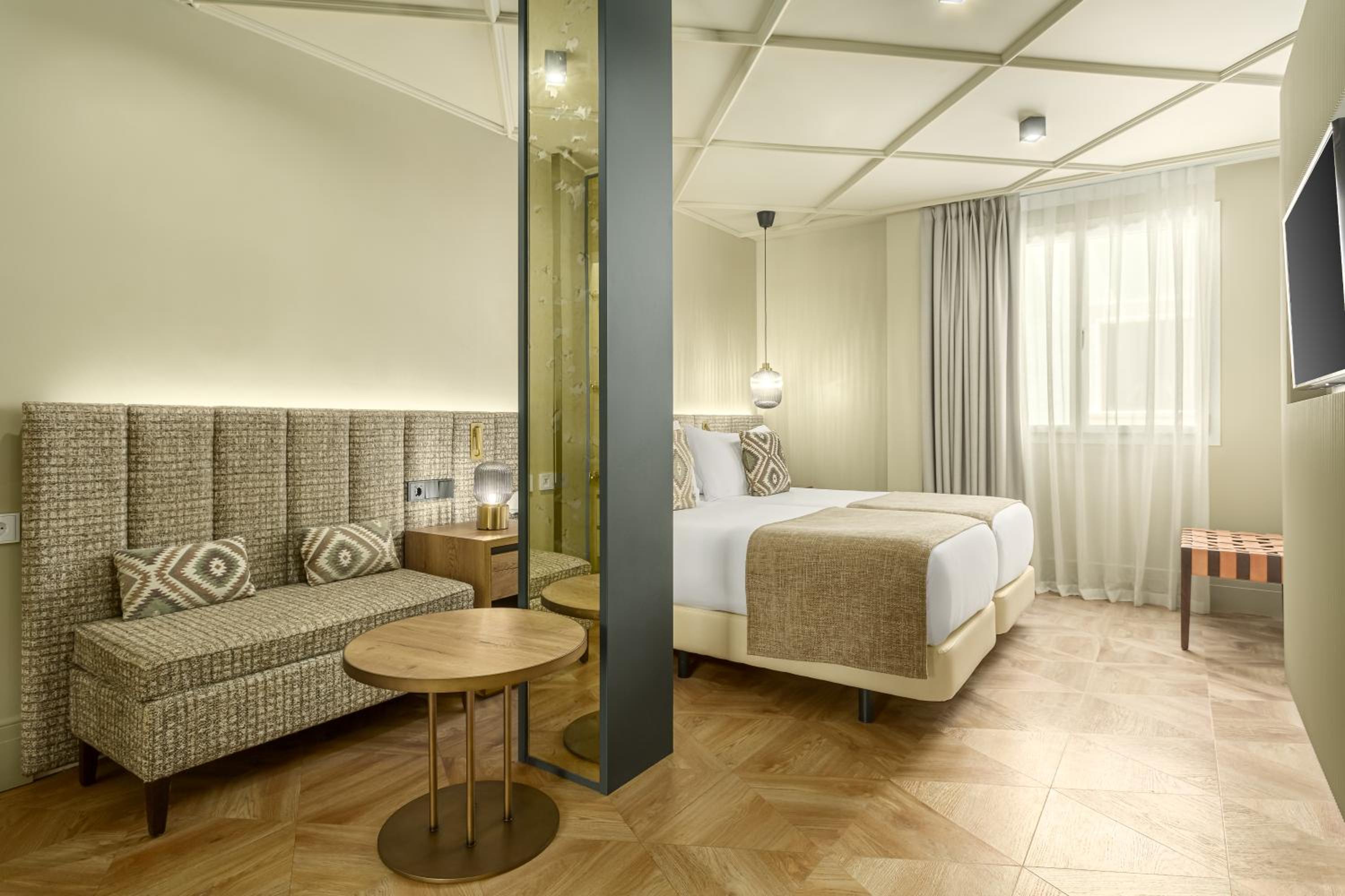 Deluxe Room - Photo 14