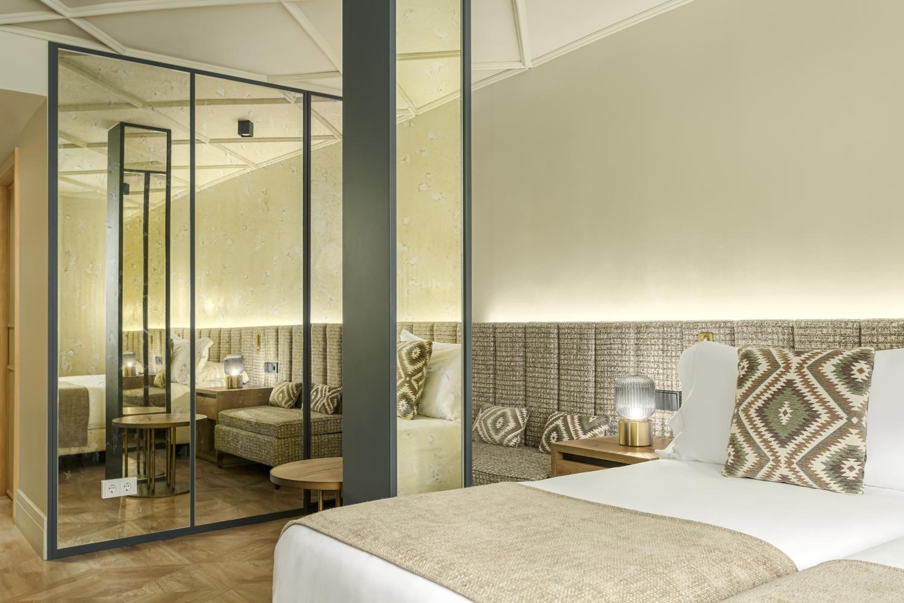 Deluxe Room - Photo 12