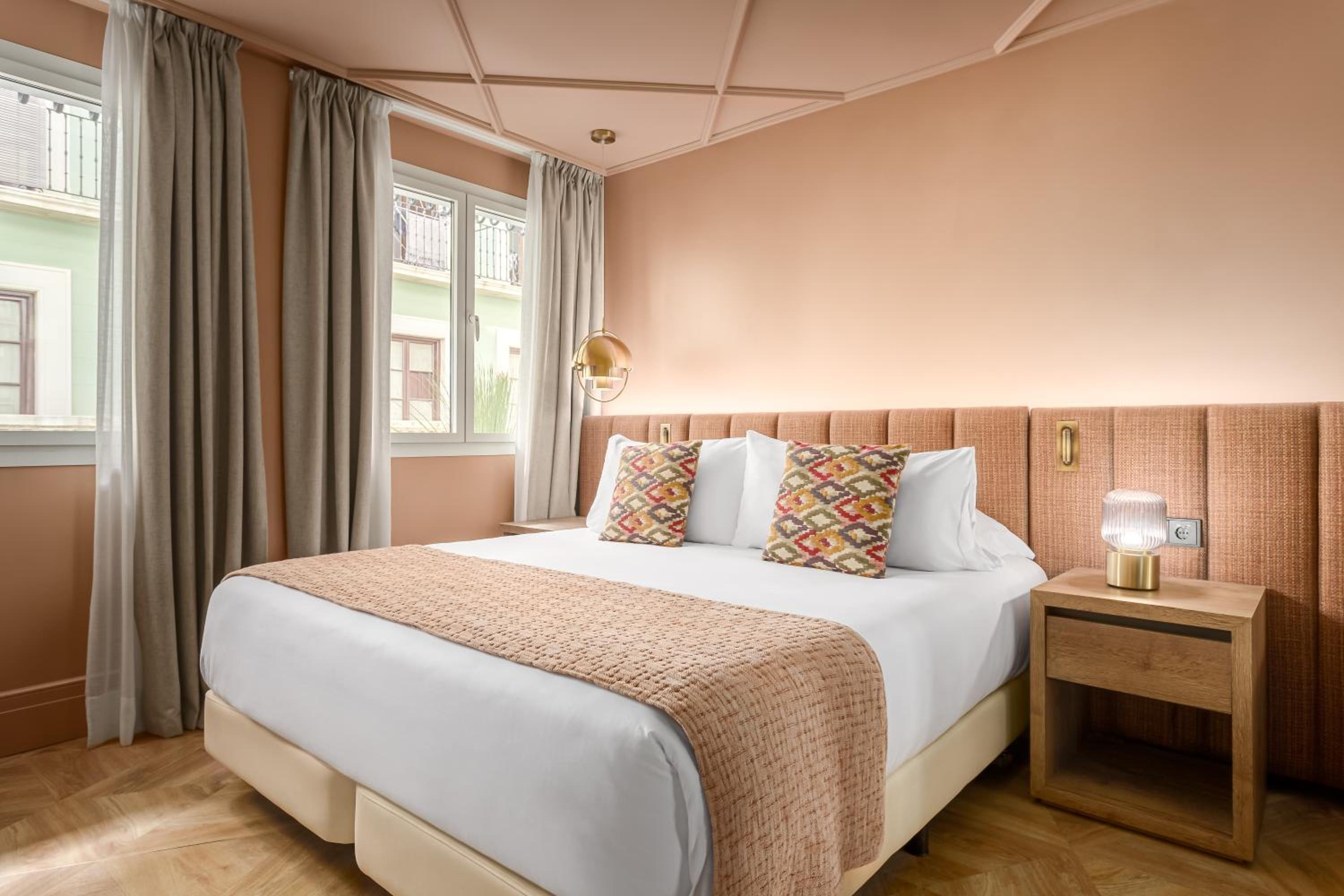 Deluxe Room - Photo 17