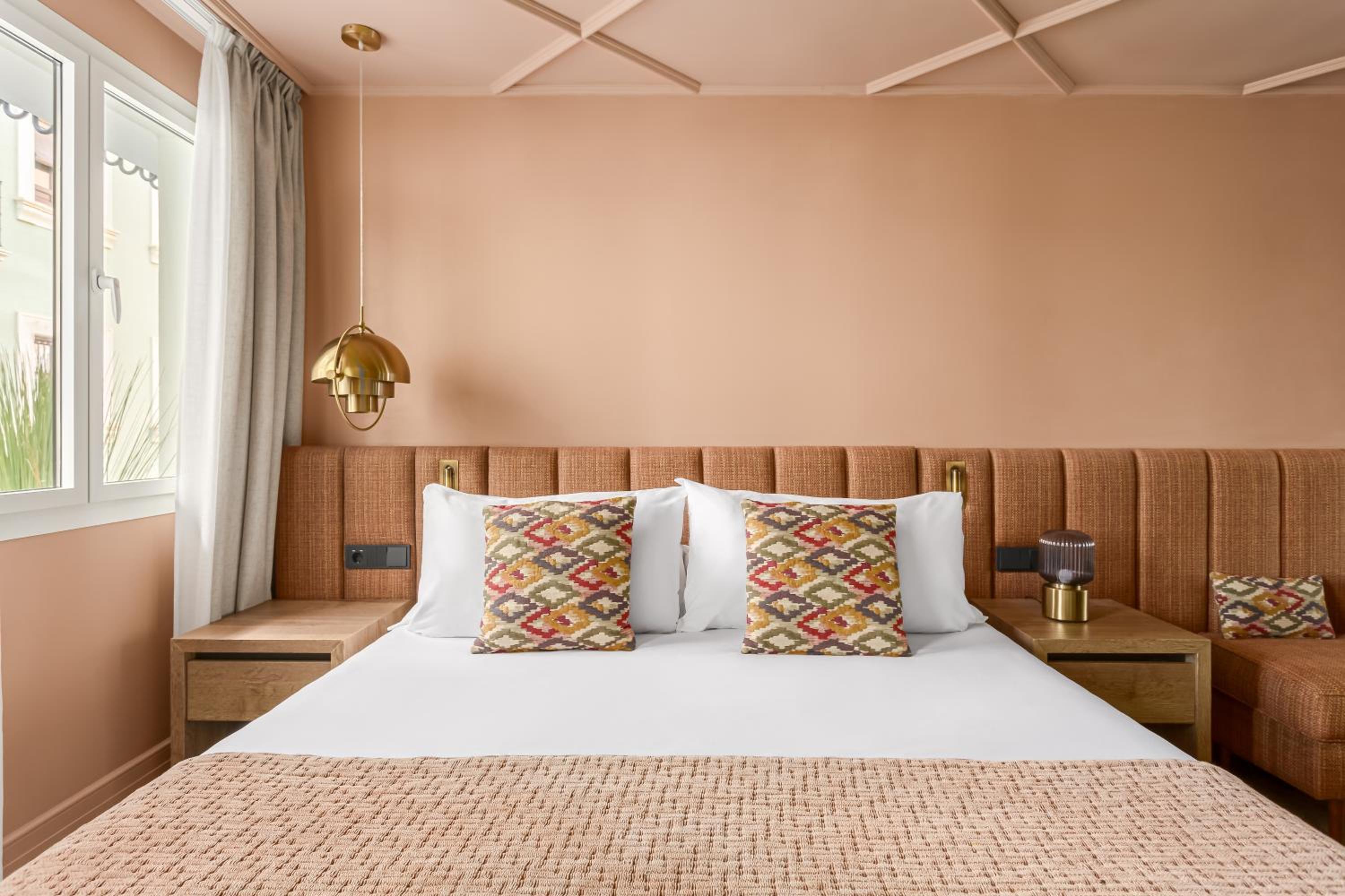 Deluxe Room - Photo 16