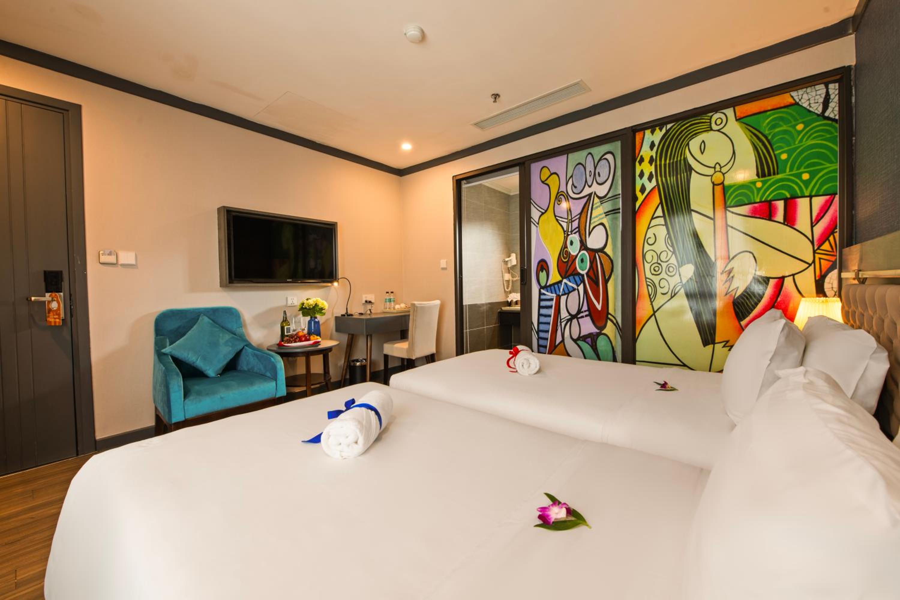 Deluxe Family room photo 2